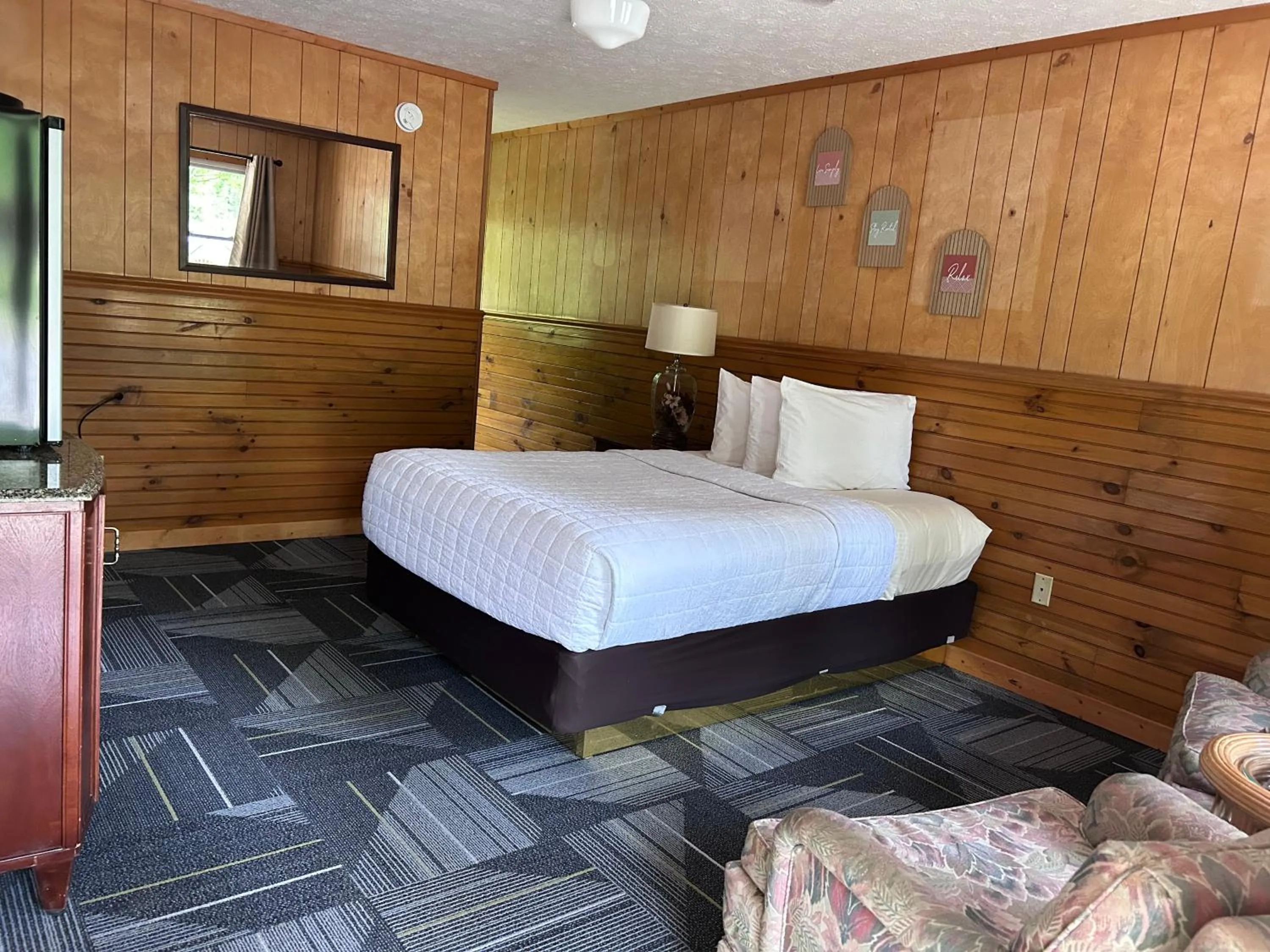 Bed in Stony Creek Motel