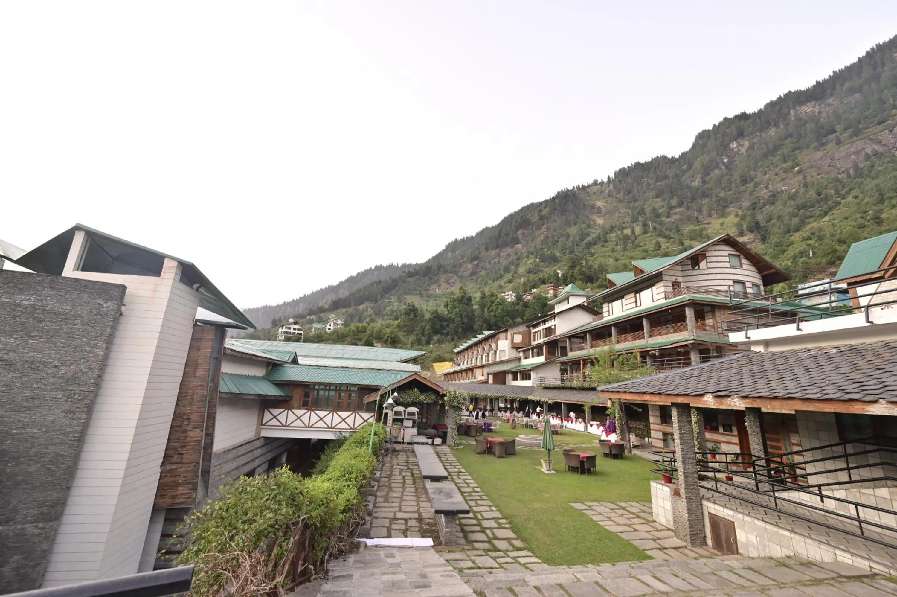 Entertainment in Manuallaya The Resort & Spa