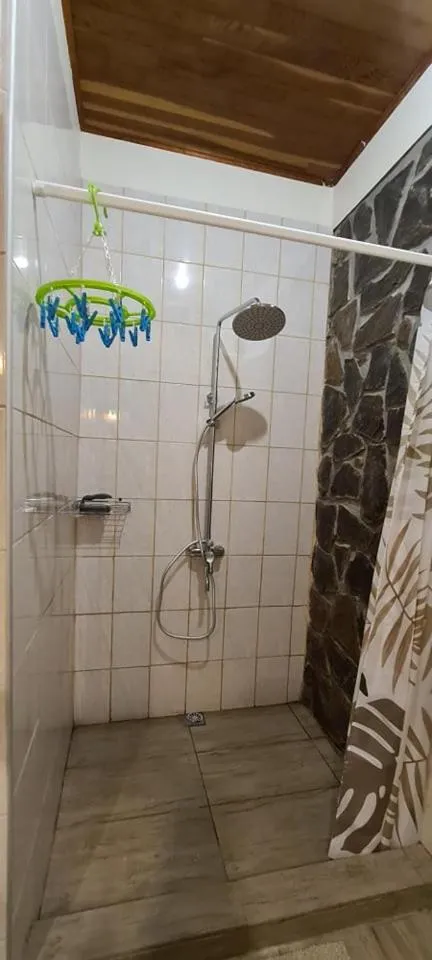 Shower in TEA TAHITI Holidays