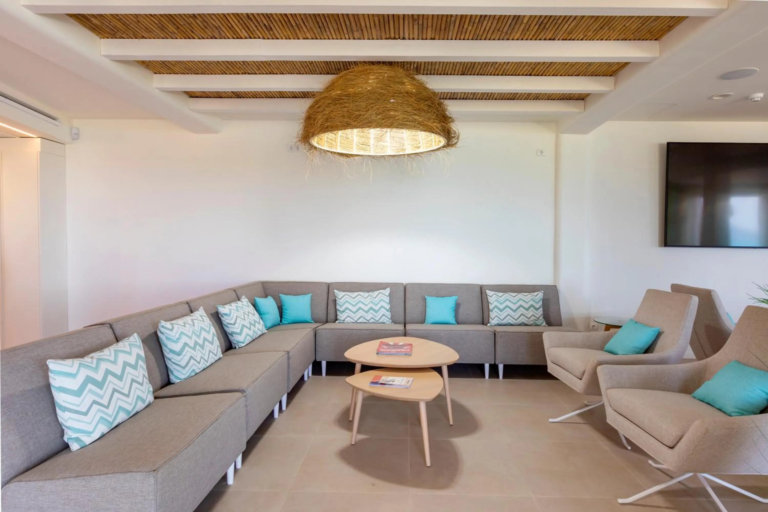 Communal lounge/ TV room in Hotel Maysi