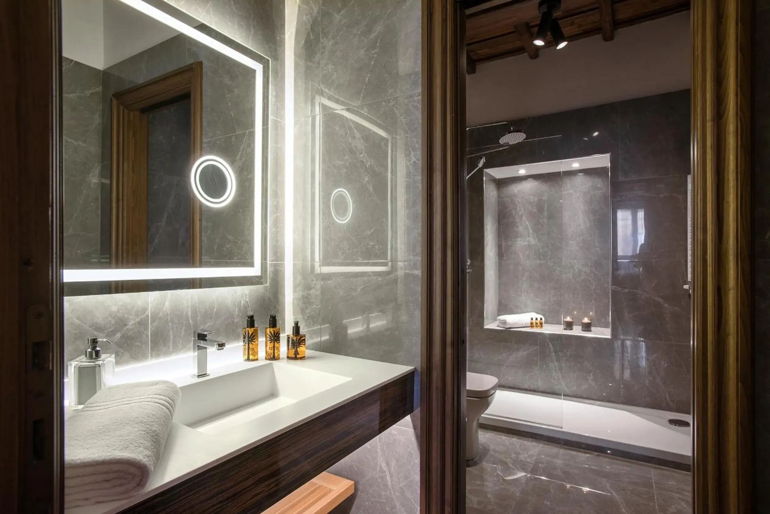 Deluxe Five-Bedroom Apartment - Address: via Frattina 128 in Easydomus Rome Deluxe Five-Bedroom Apartment - Address: via Frattina 128 in Easydomus Rome