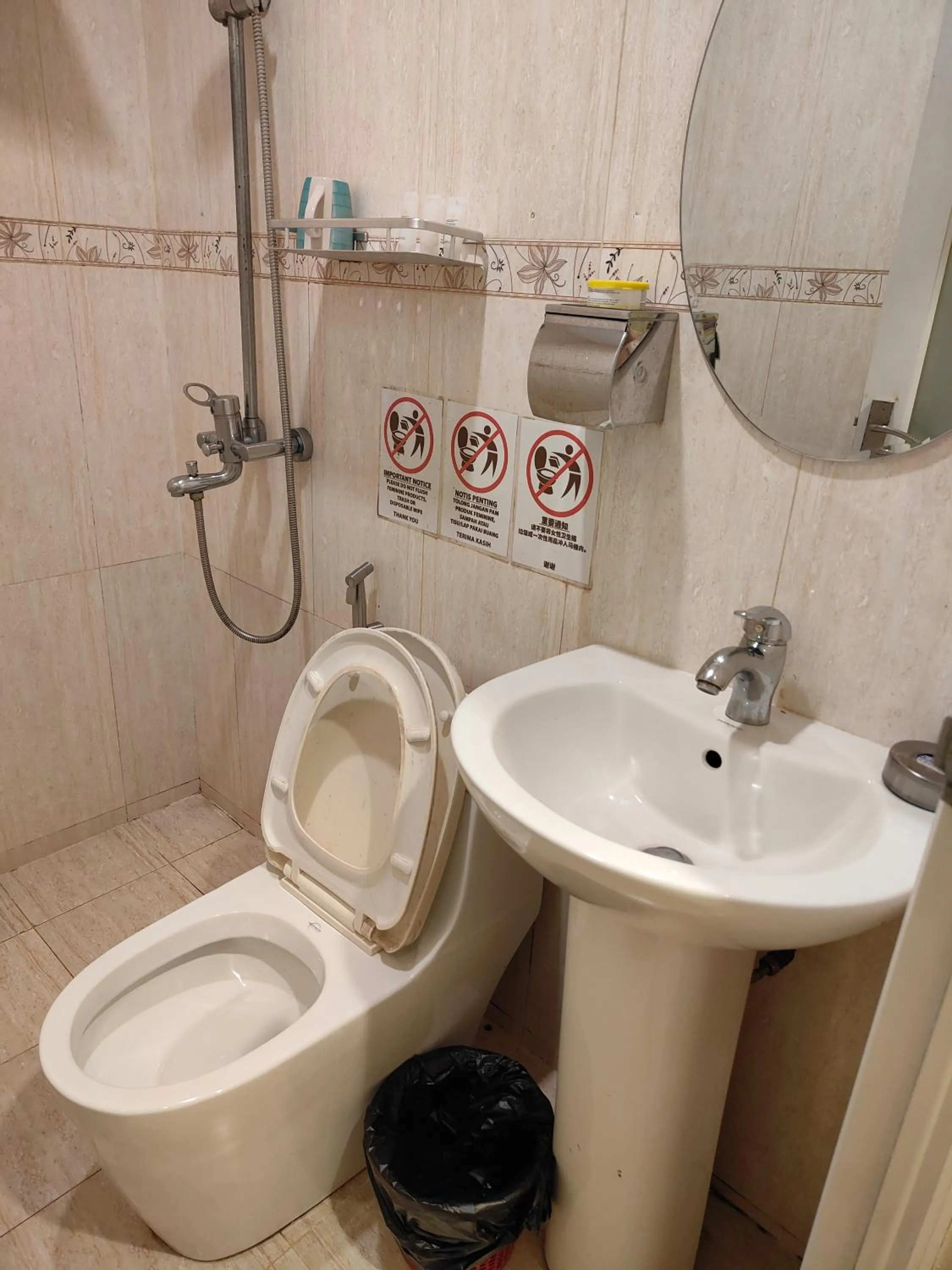 Toilet in HK Inn Hua Kiew Inn