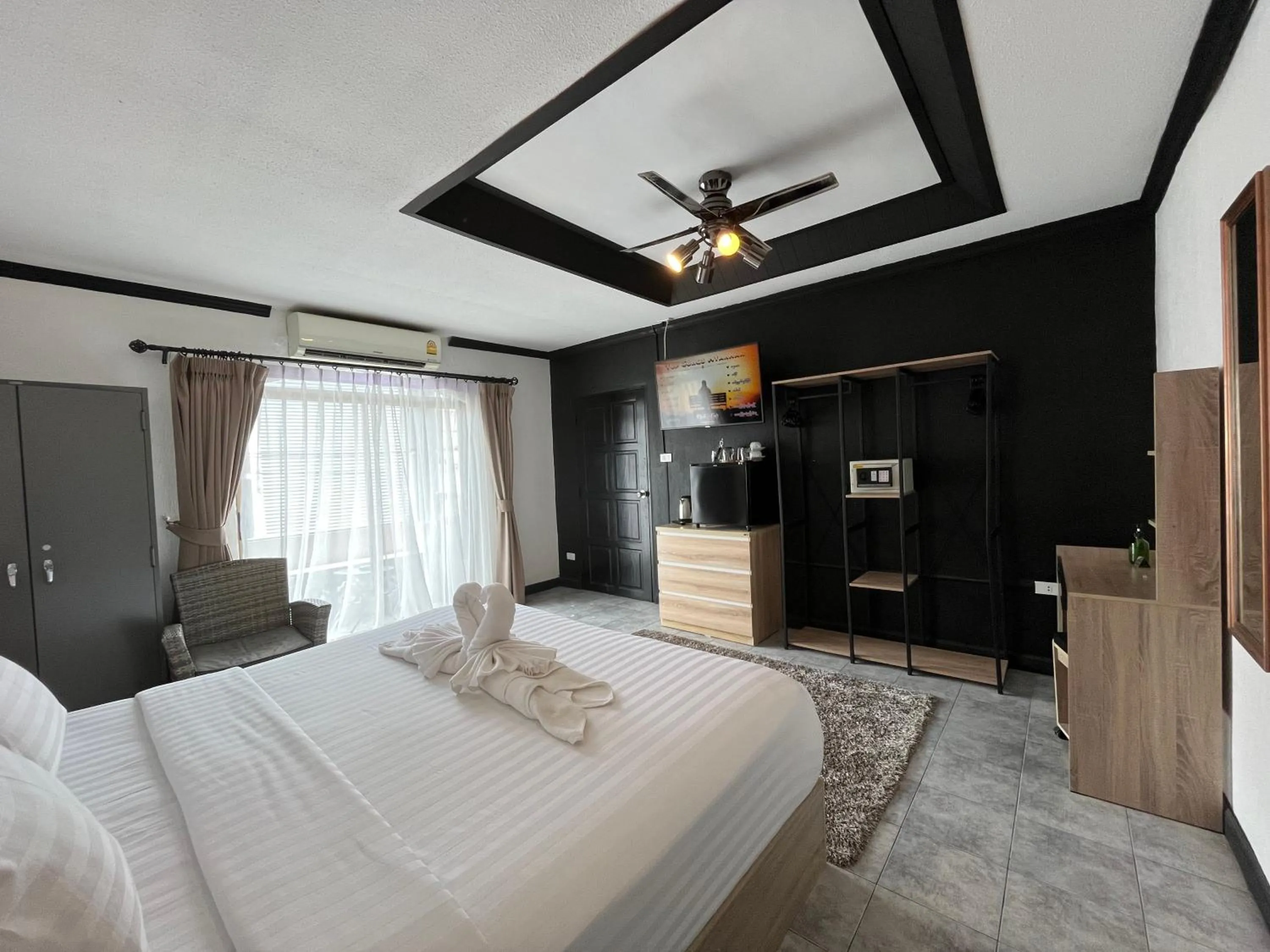 safe, Bed in Big Boys' Bed & Burger - Patong Beach