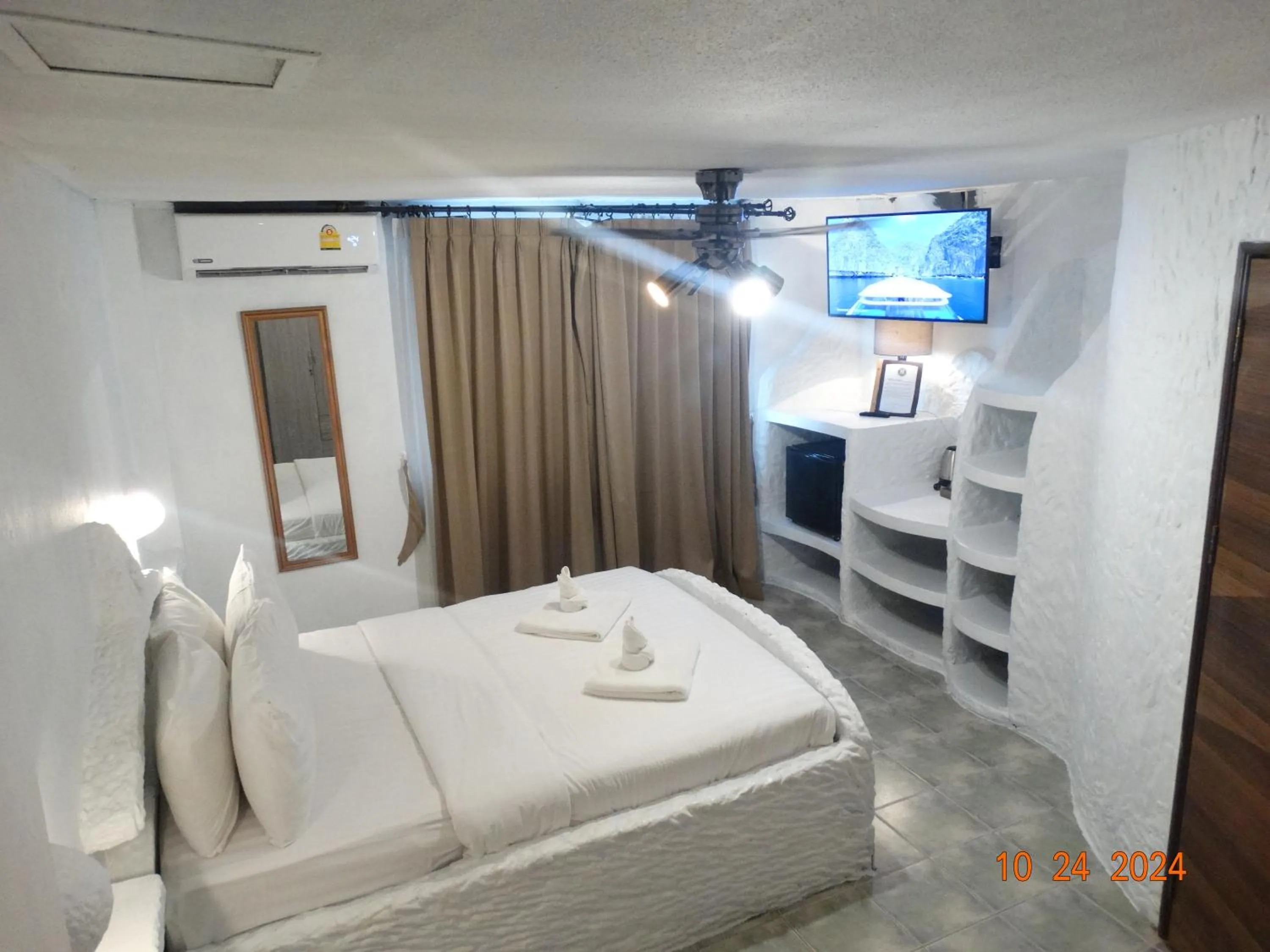 Bed in Big Boys' Bed & Burger - Patong Beach