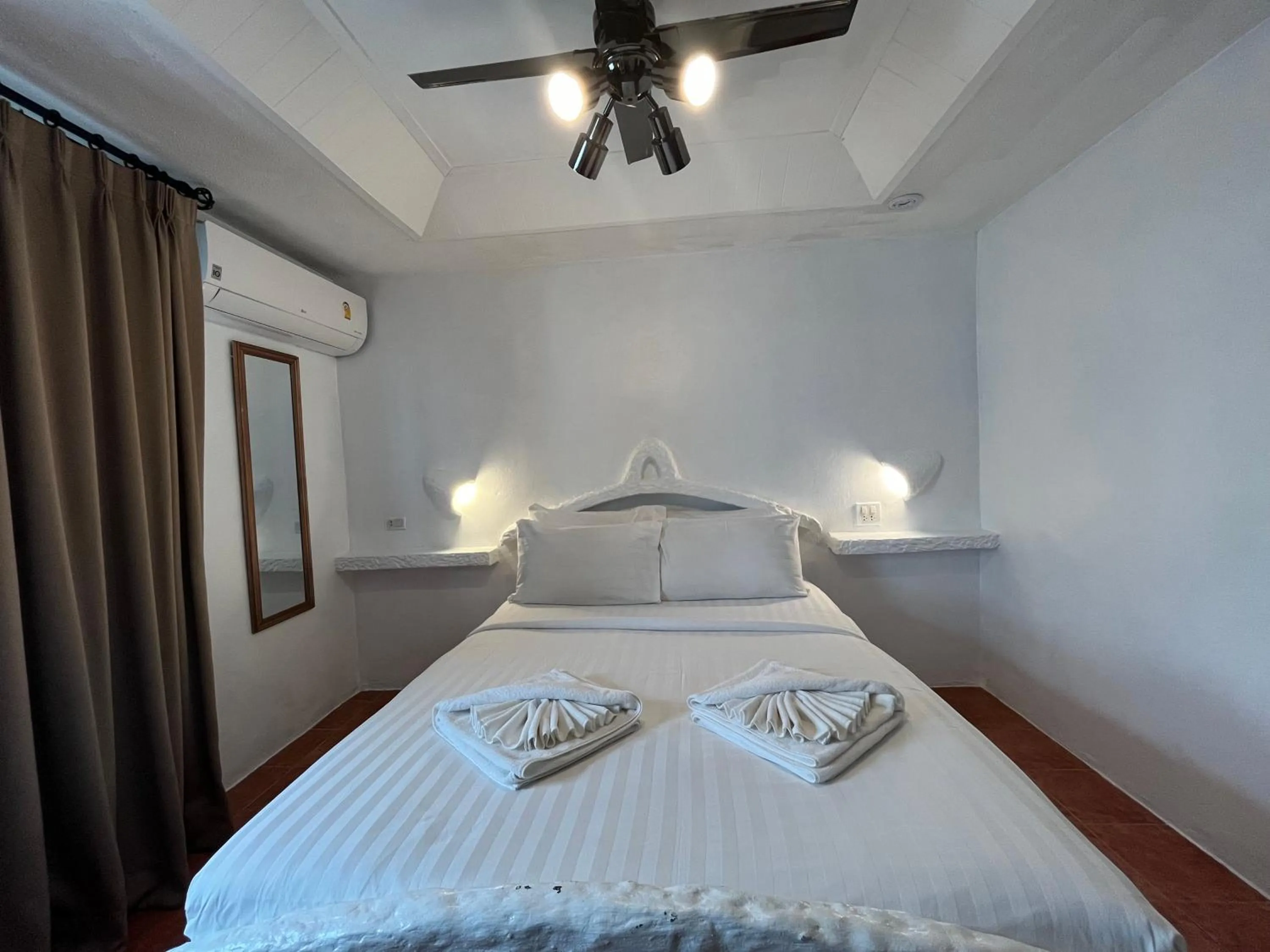 Bed in Big Boys' Bed & Burger - Patong Beach