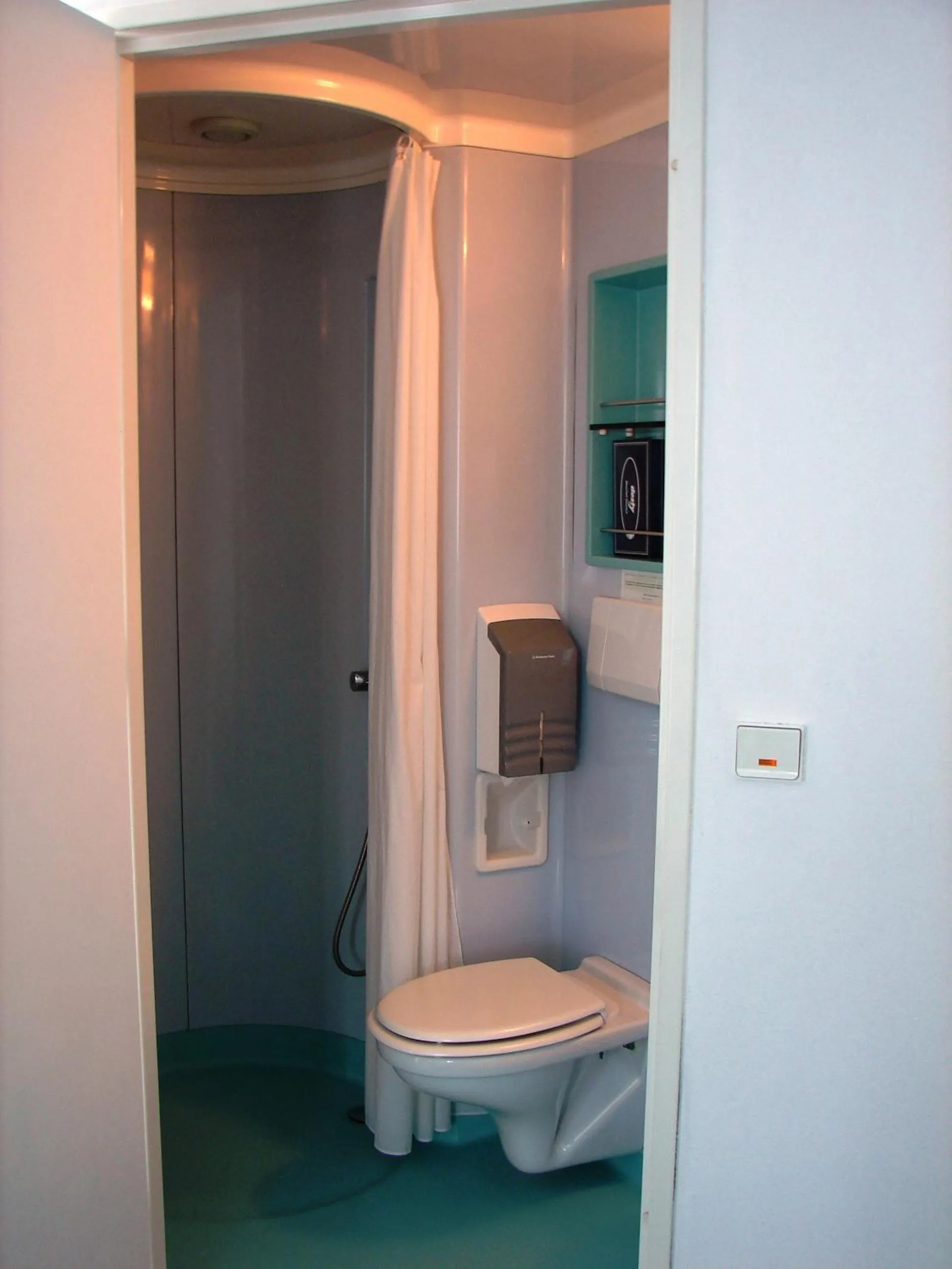 Toilet in Hôtel du Lac