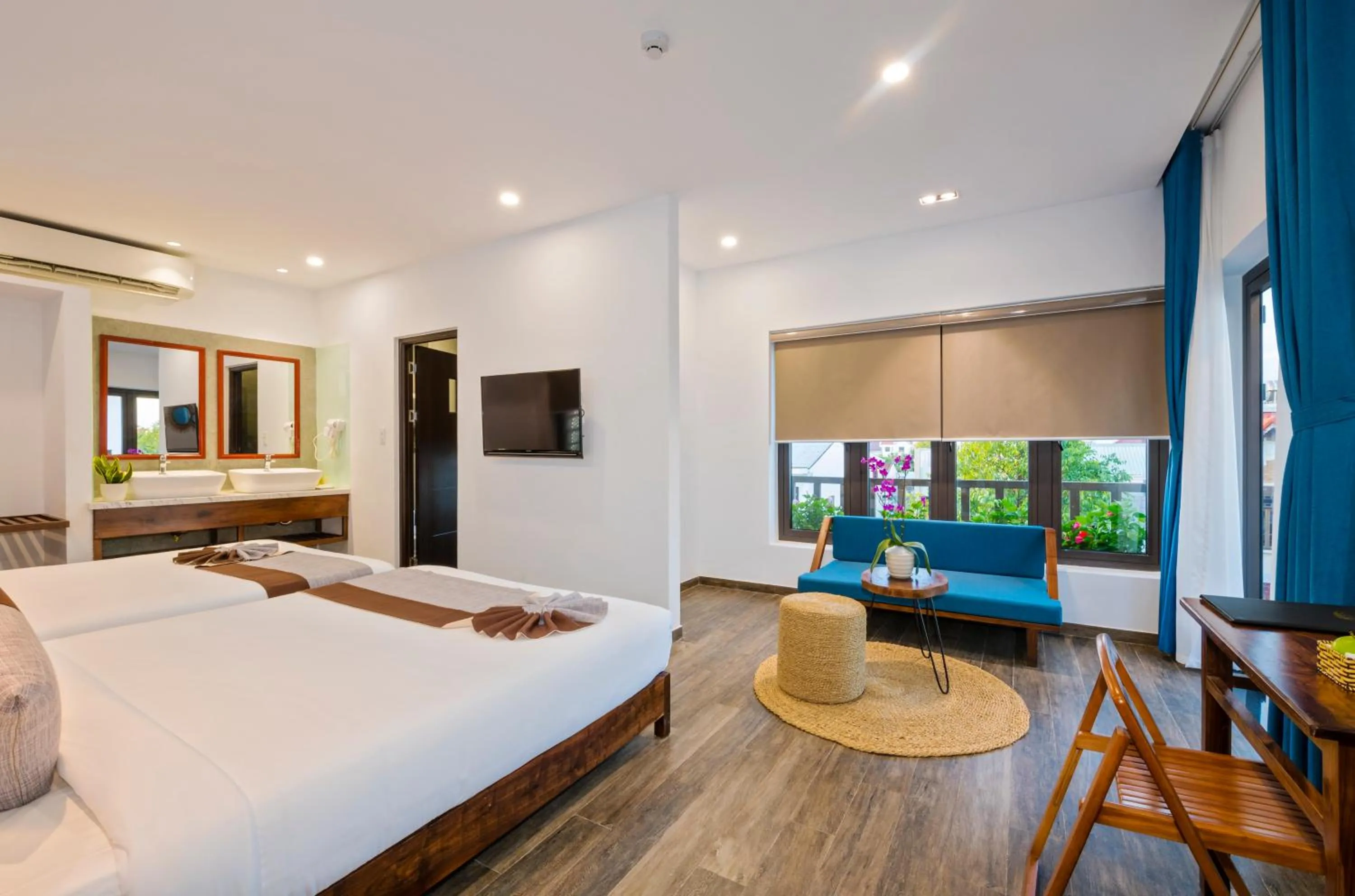 Photo of the whole room, Bed in December Hoi An Villa