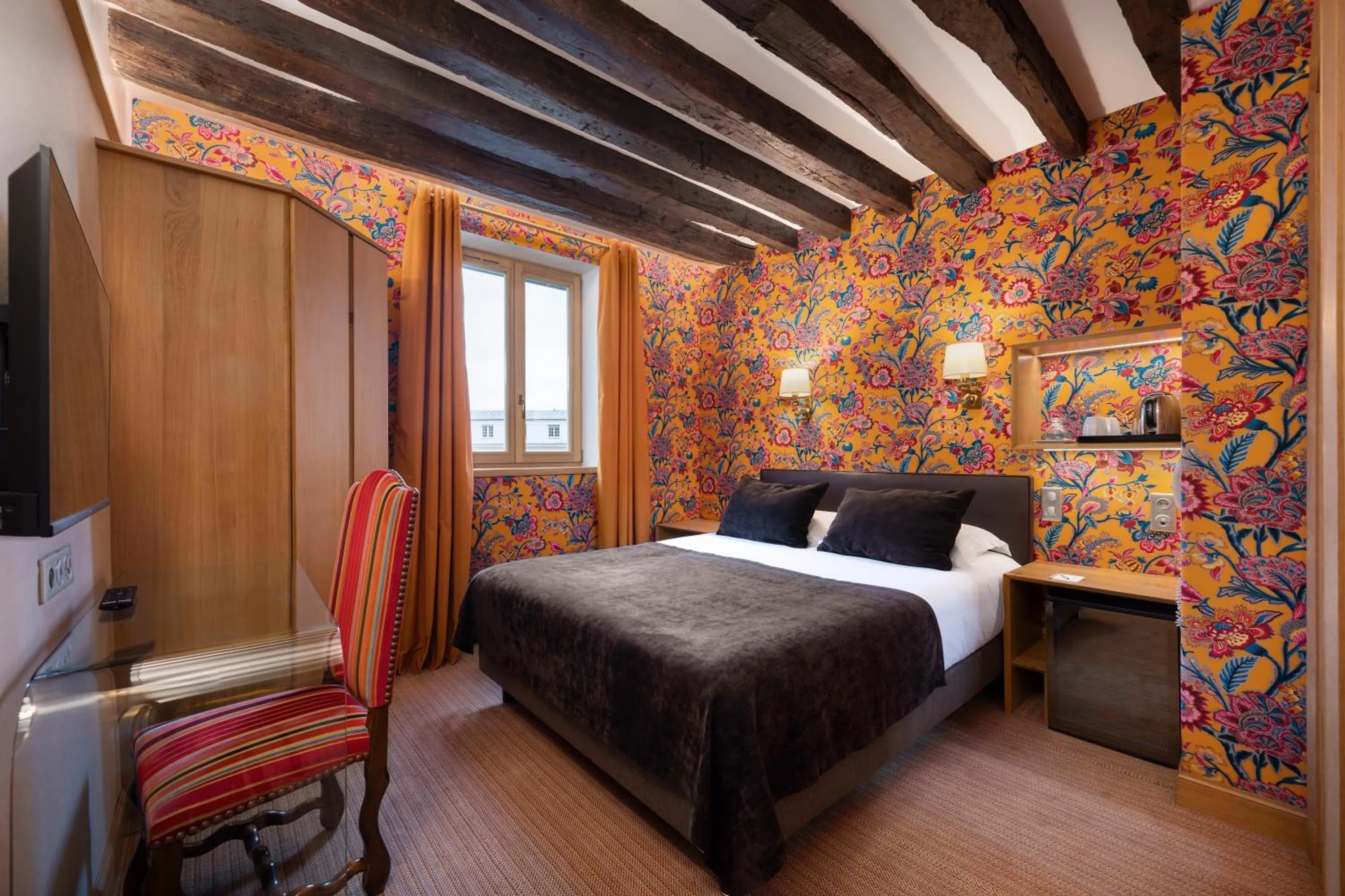 Bedroom, Bed in Hôtel Saint-Paul Rive-Gauche