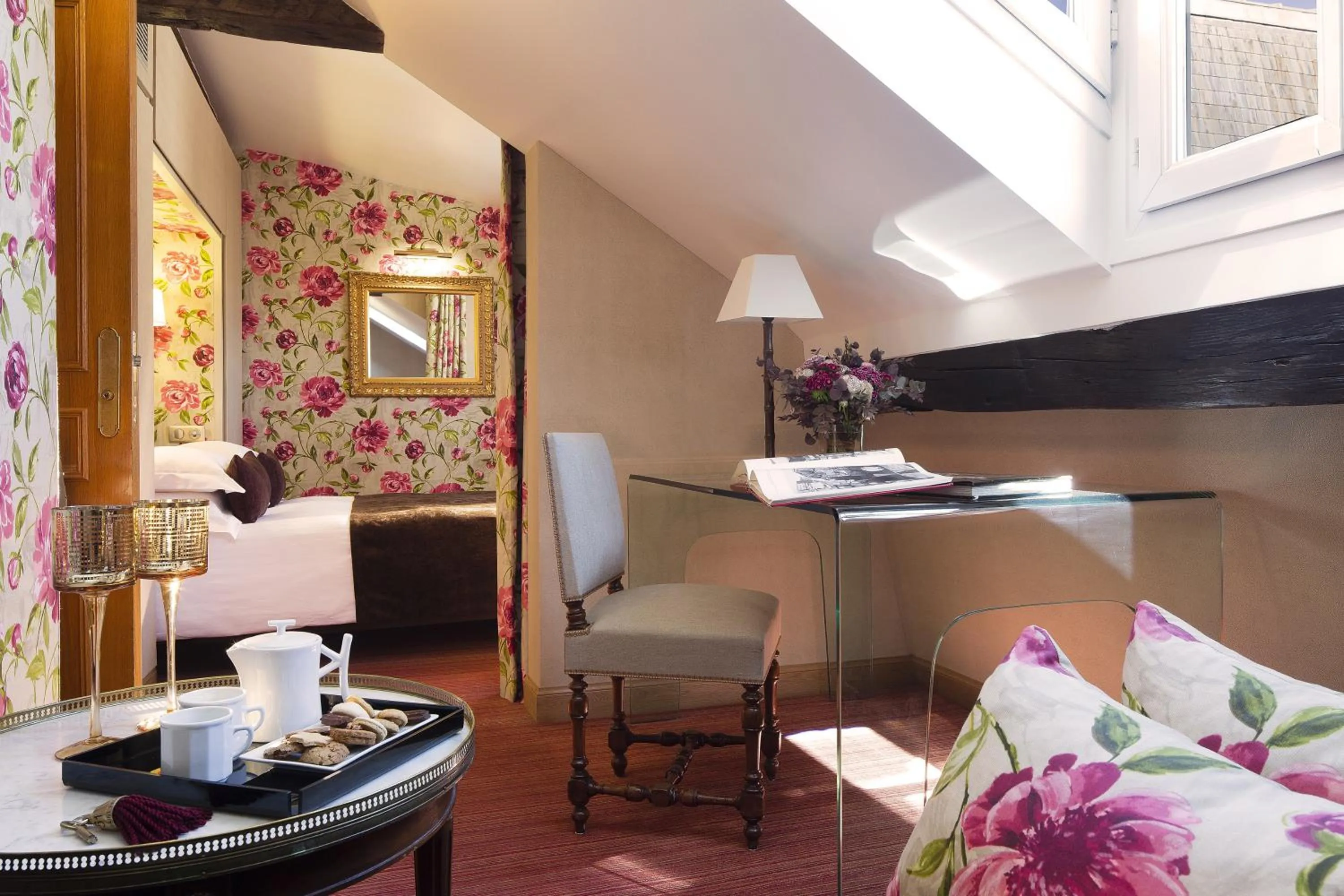 Decorative detail, Bed in Hôtel Saint-Paul Rive-Gauche