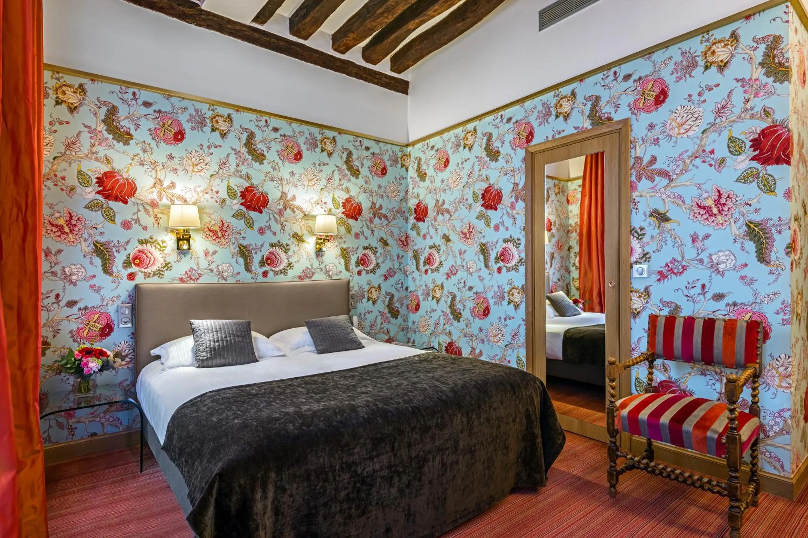 Photo of the whole room, Bed in Hôtel Saint-Paul Rive-Gauche