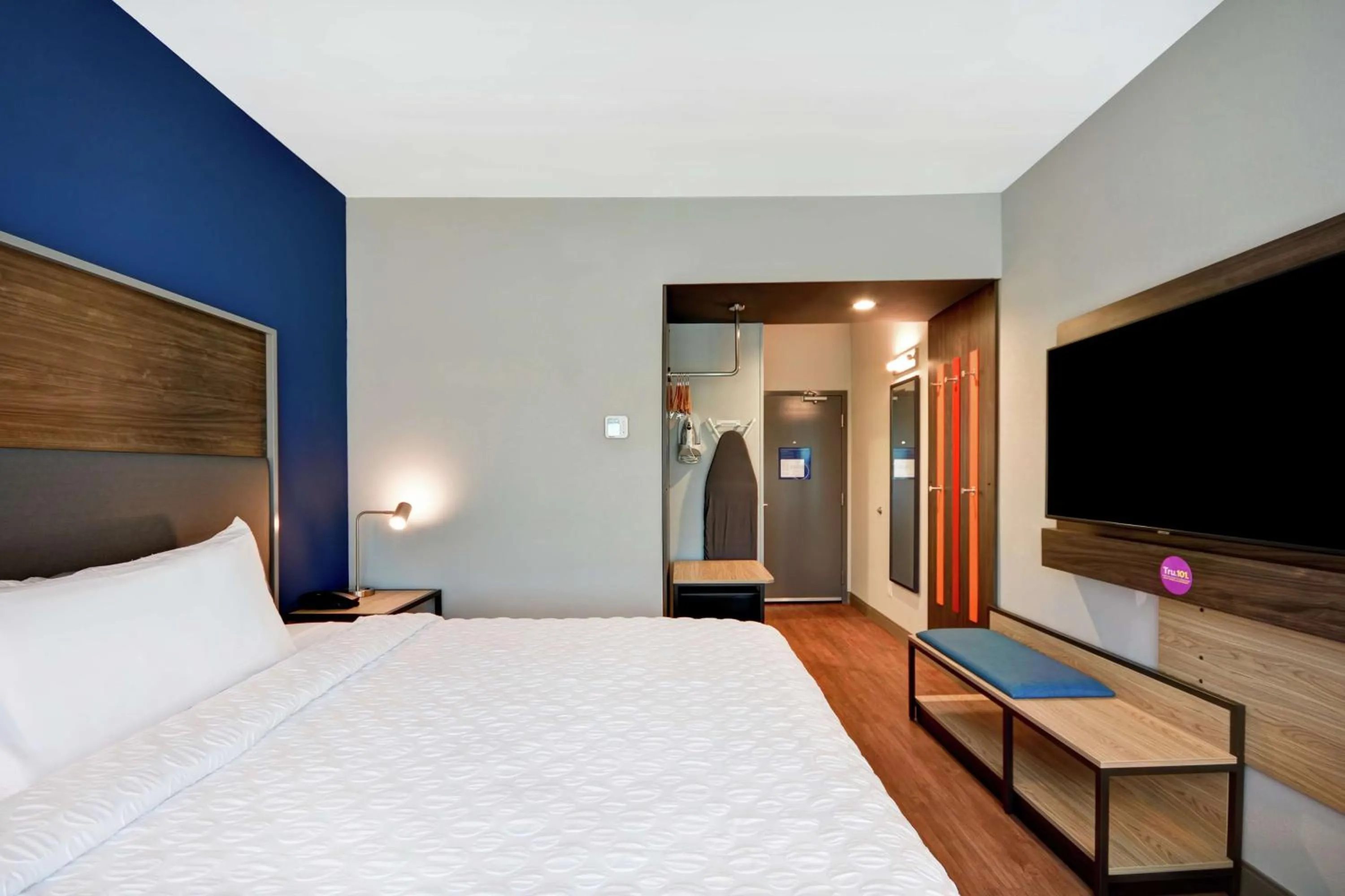 Bedroom, Bed in Tru By Hilton Denver, PA