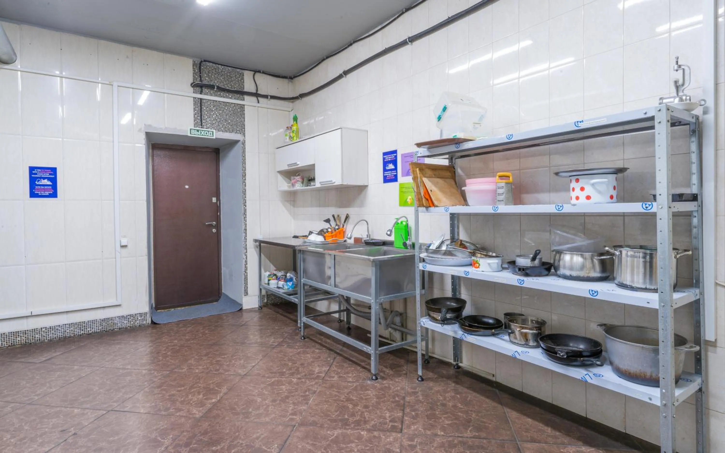 Communal kitchen in ololoFreelander Hostel&Coworking
