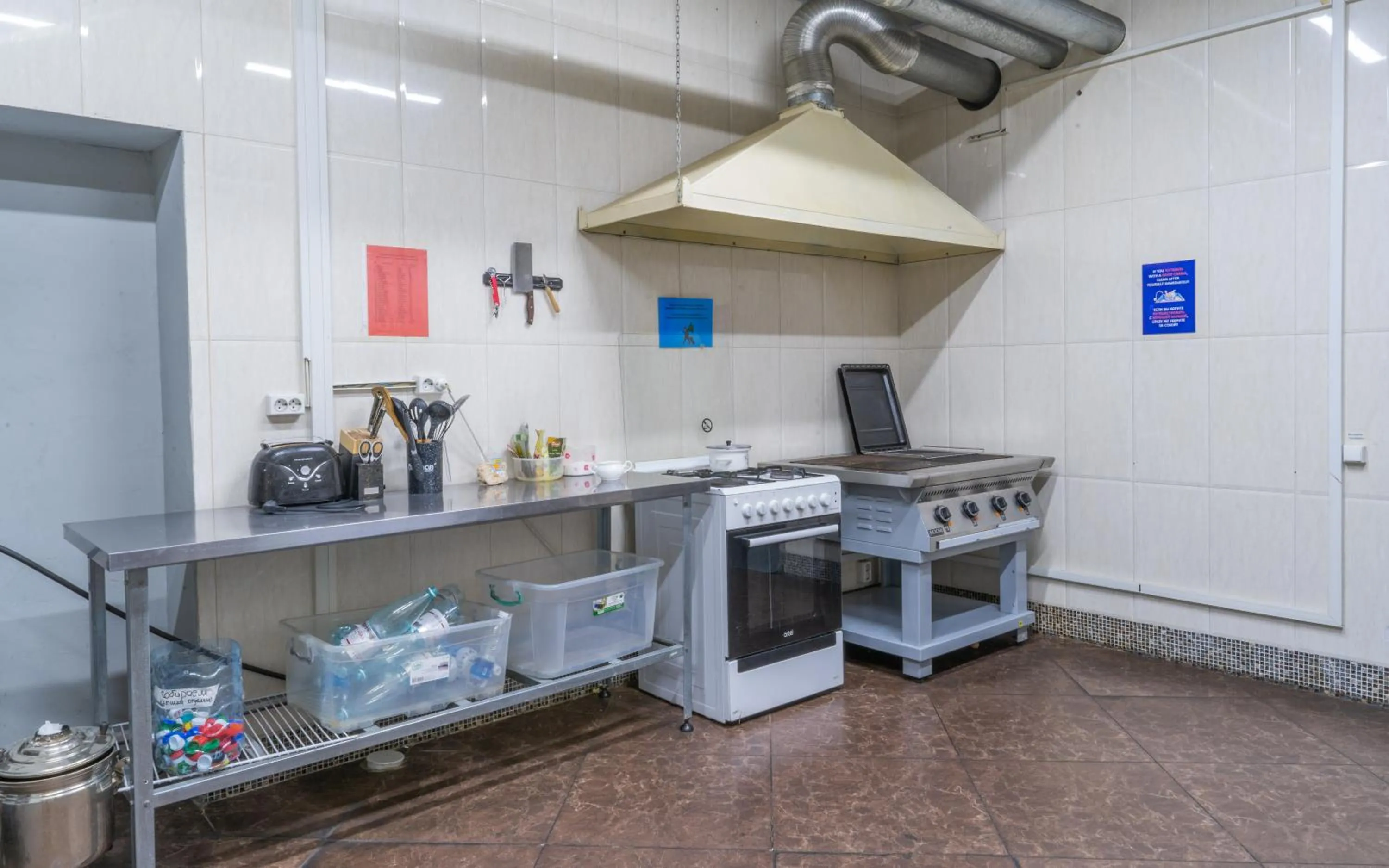 Kitchen or kitchenette in ololoFreelander Hostel&Coworking