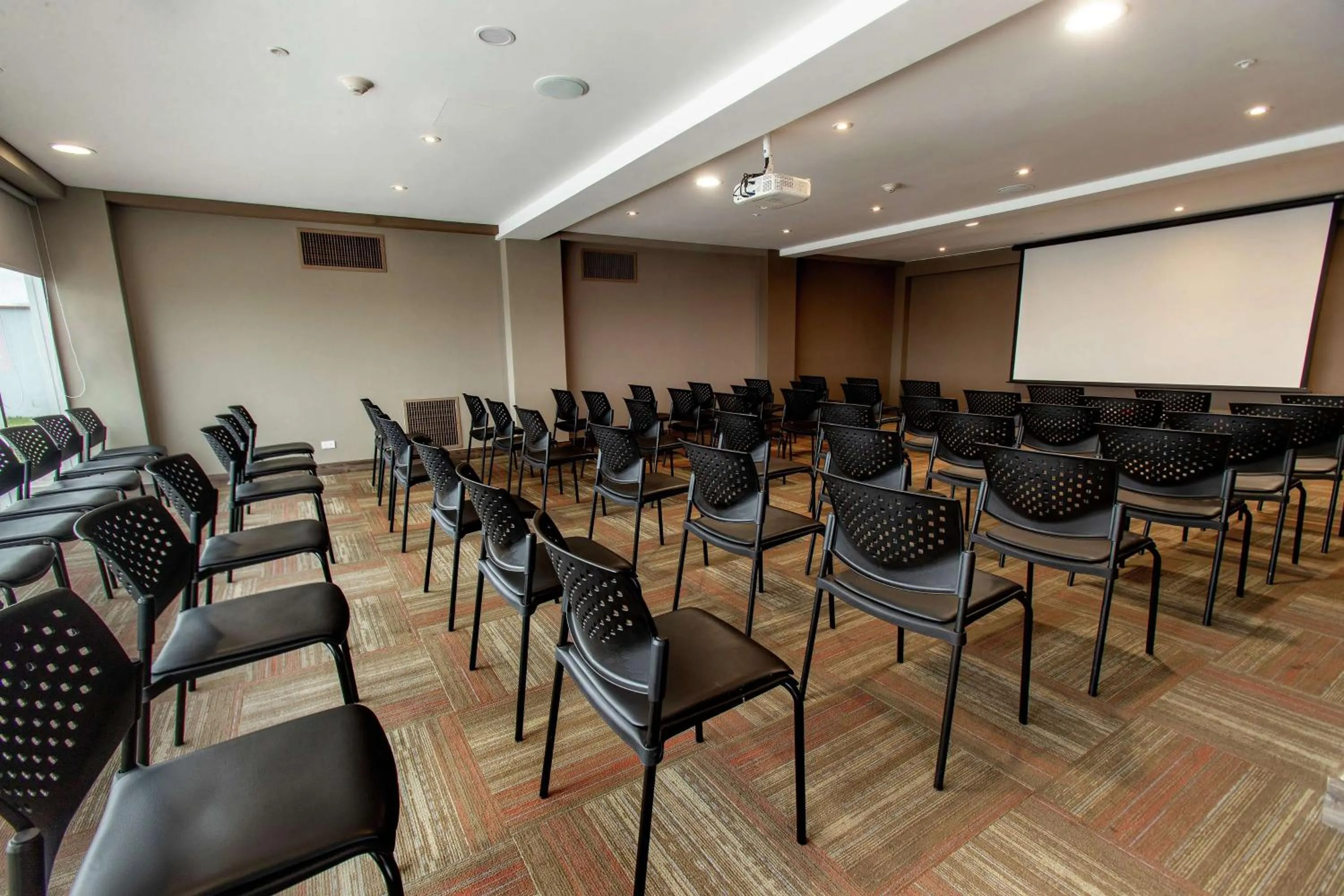 Meeting/conference room in Hampton By Hilton Lima San Isidro