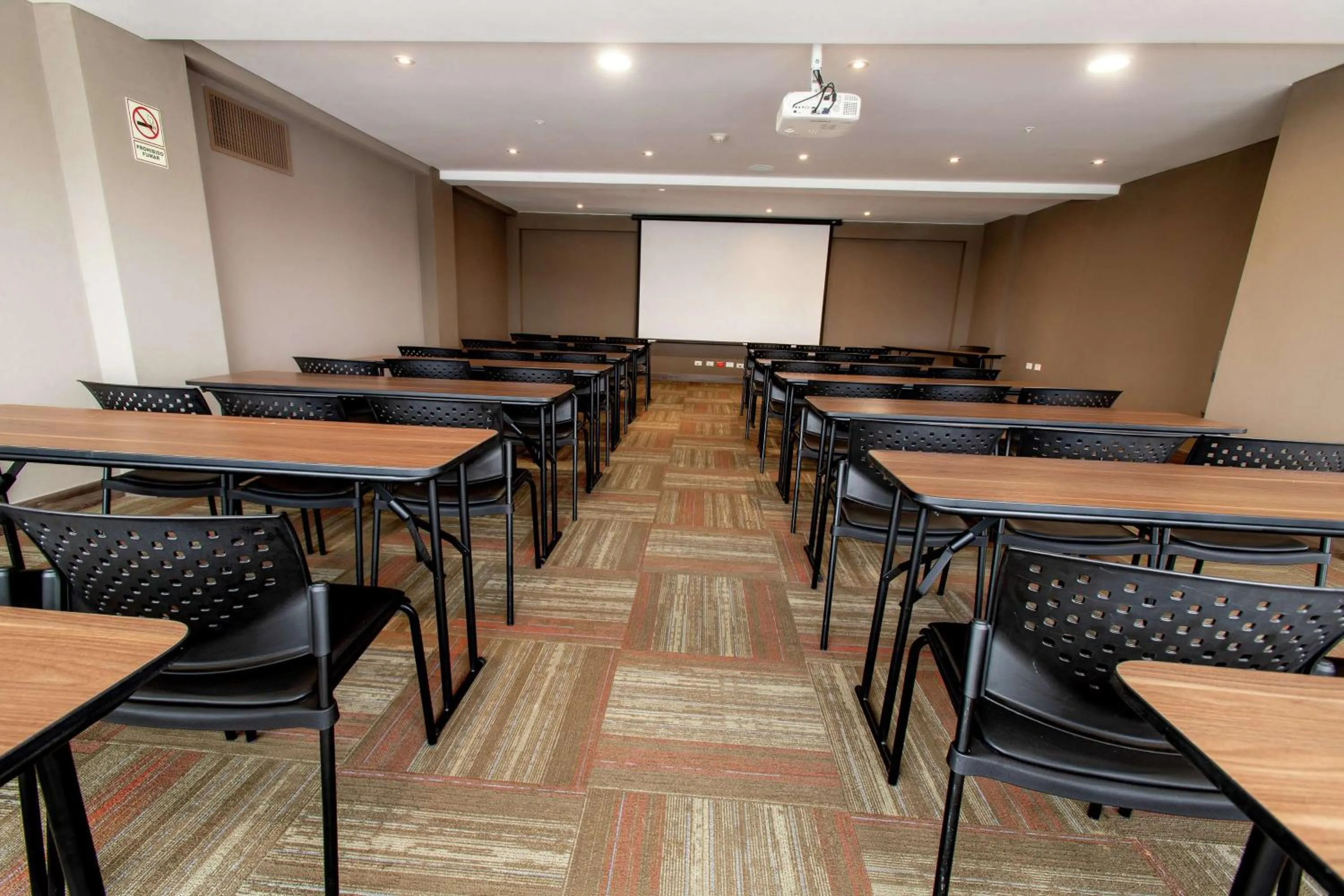 Meeting/conference room in Hampton By Hilton Lima San Isidro