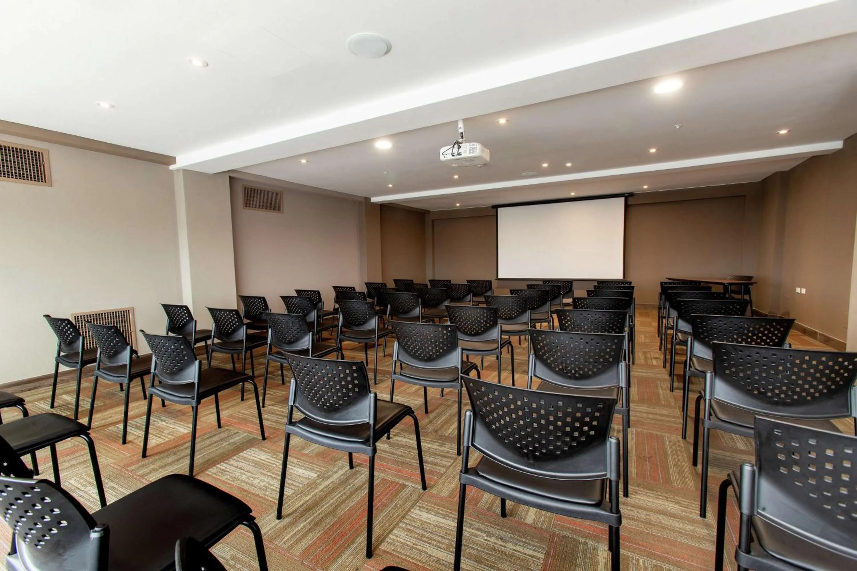 Meeting/conference room in Hampton By Hilton Lima San Isidro
