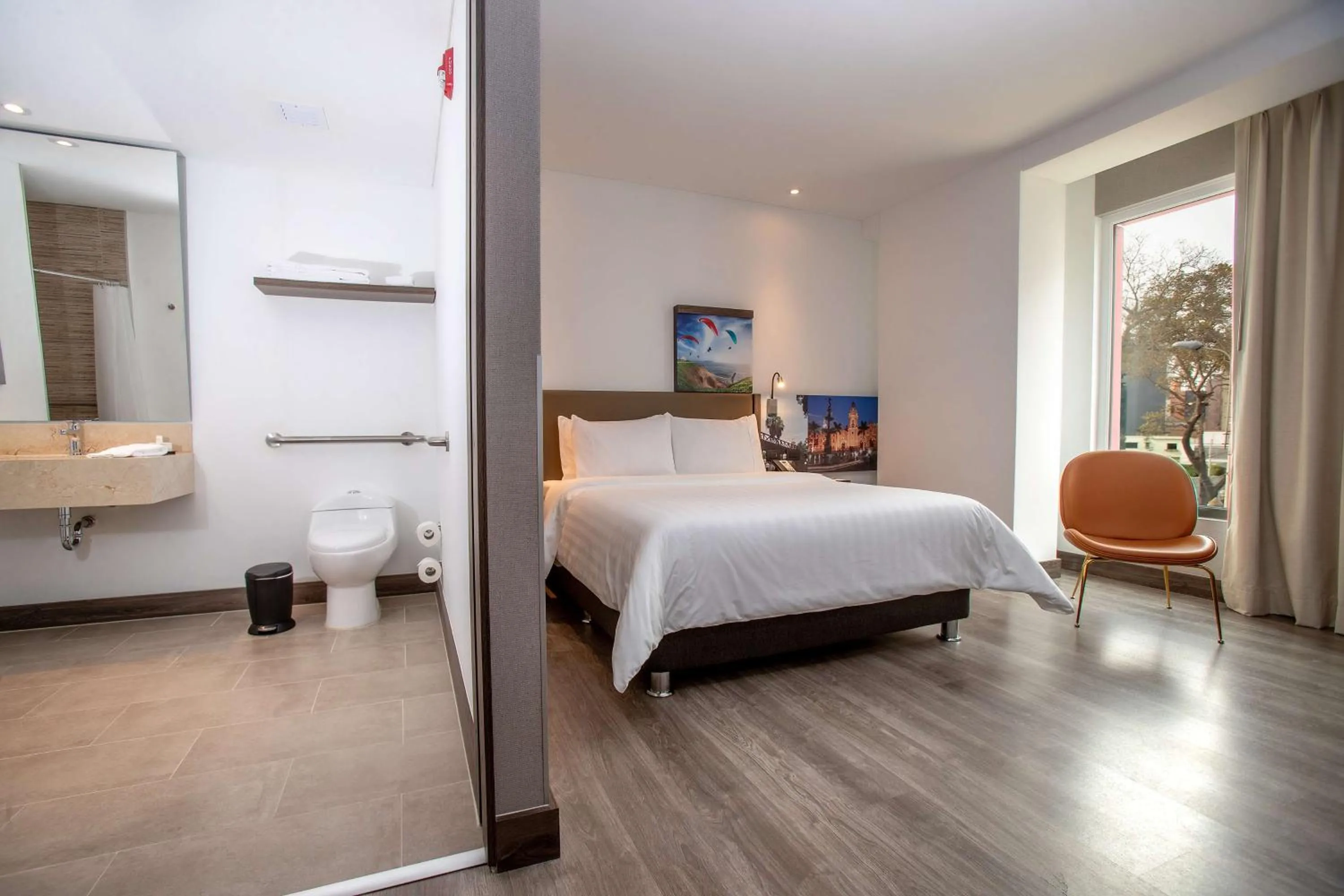 Bathroom, Bed in Hampton By Hilton Lima San Isidro