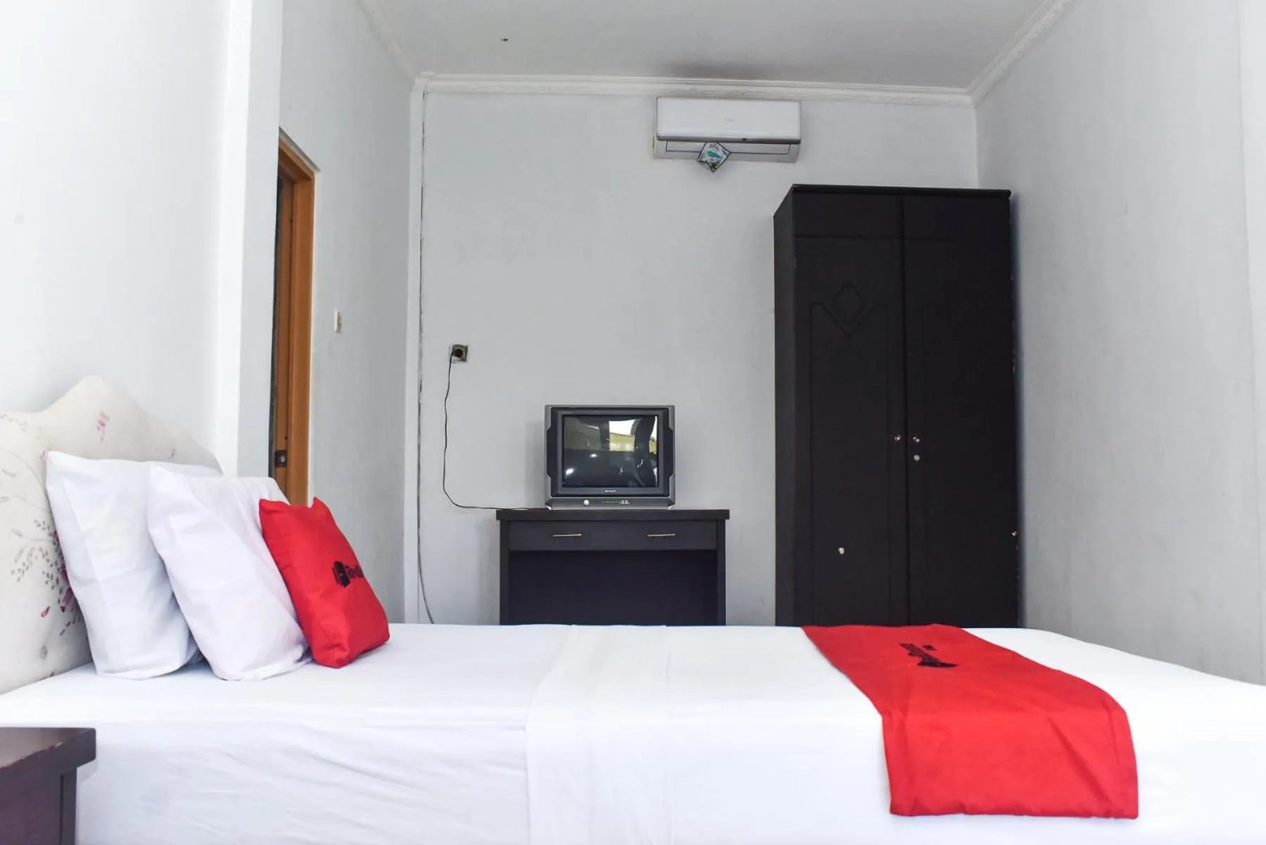 Bedroom, Bed in RedDoorz Plus @ Tirta Kencana Hotel