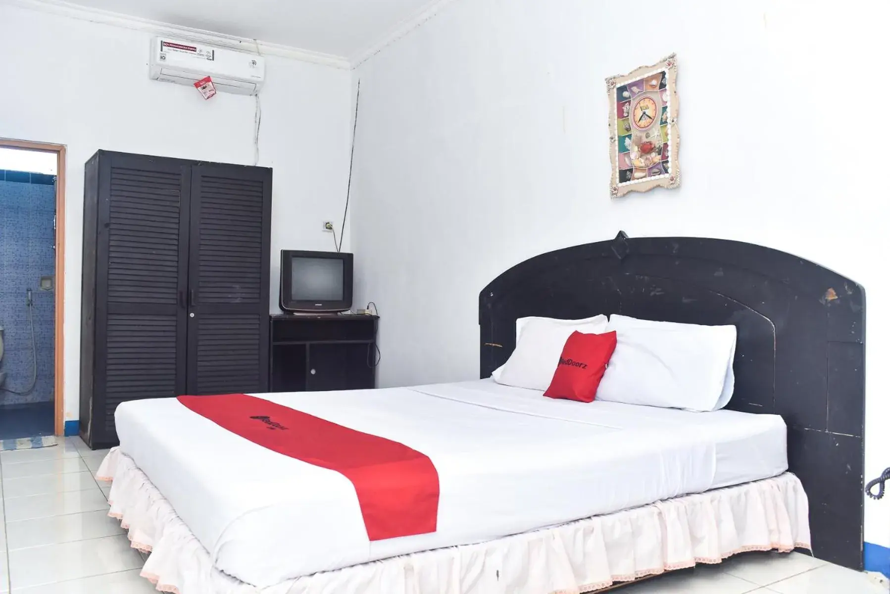 Deluxe Room in RedDoorz Plus @ Tirta Kencana Hotel Deluxe Room in RedDoorz Plus @ Tirta Kencana Hotel