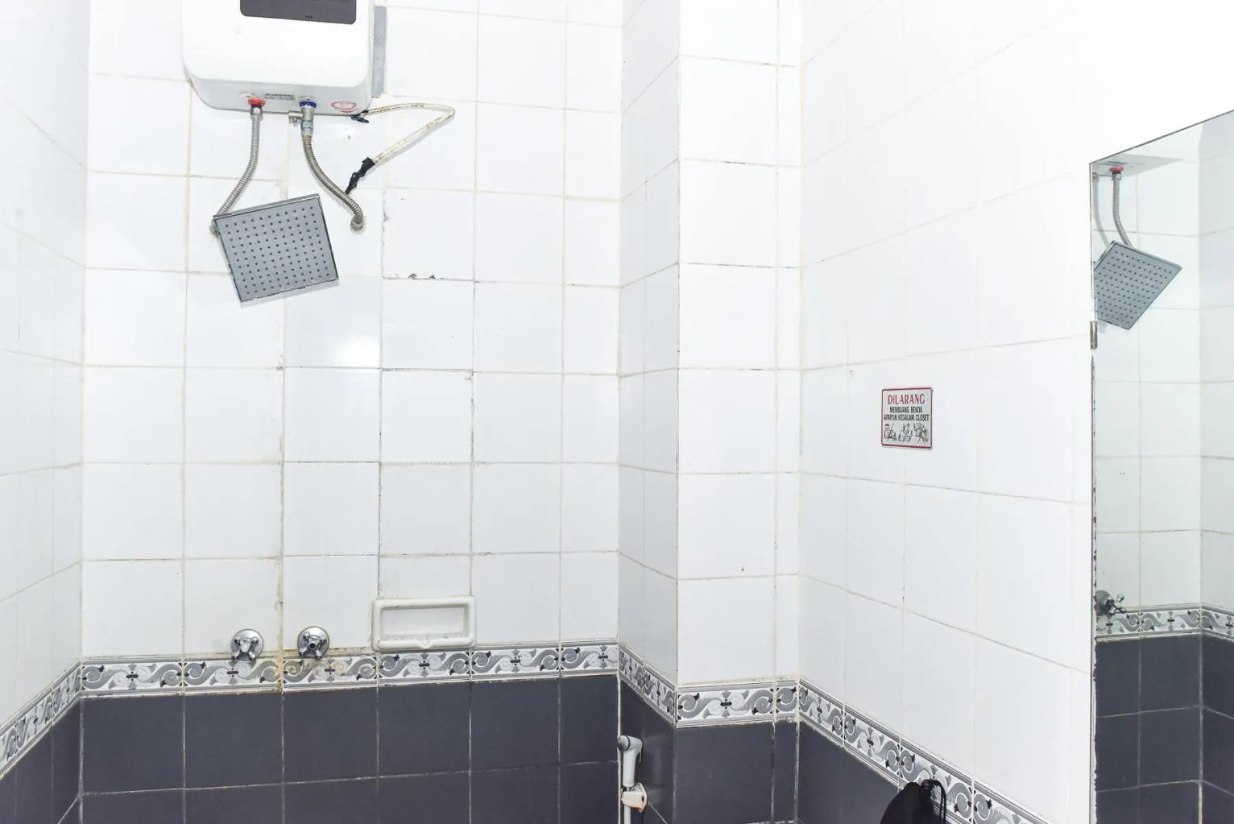 Toilet in RedDoorz Plus @ Tirta Kencana Hotel