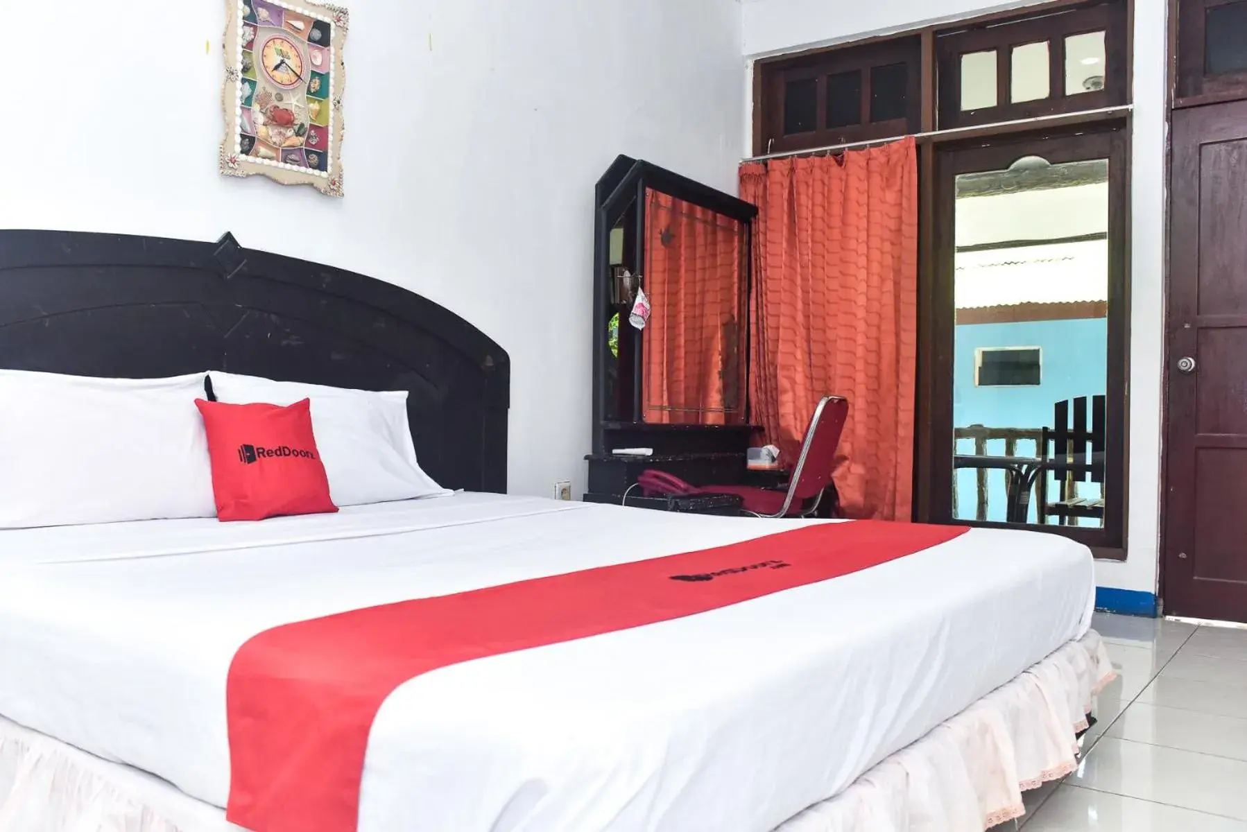 Deluxe Room in RedDoorz Plus @ Tirta Kencana Hotel Deluxe Room in RedDoorz Plus @ Tirta Kencana Hotel
