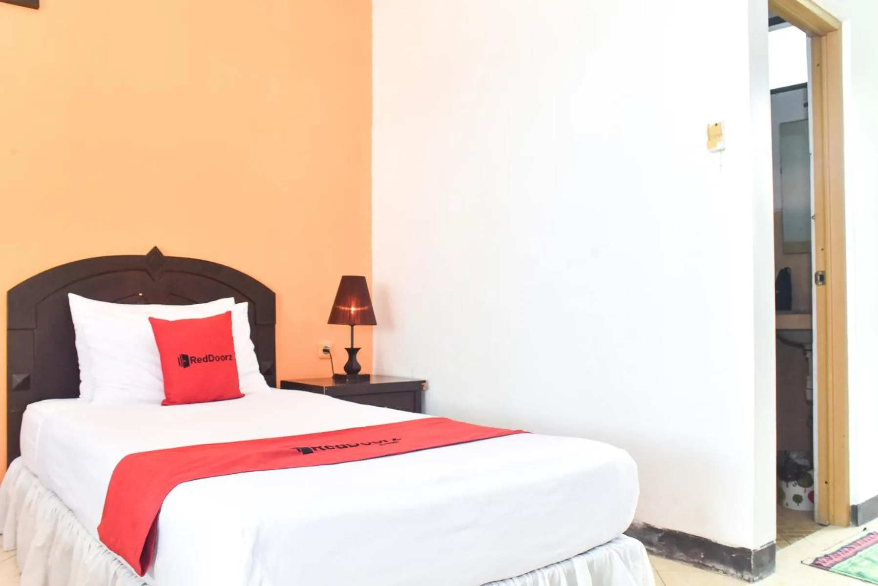 Bedroom, Bed in RedDoorz Plus @ Tirta Kencana Hotel