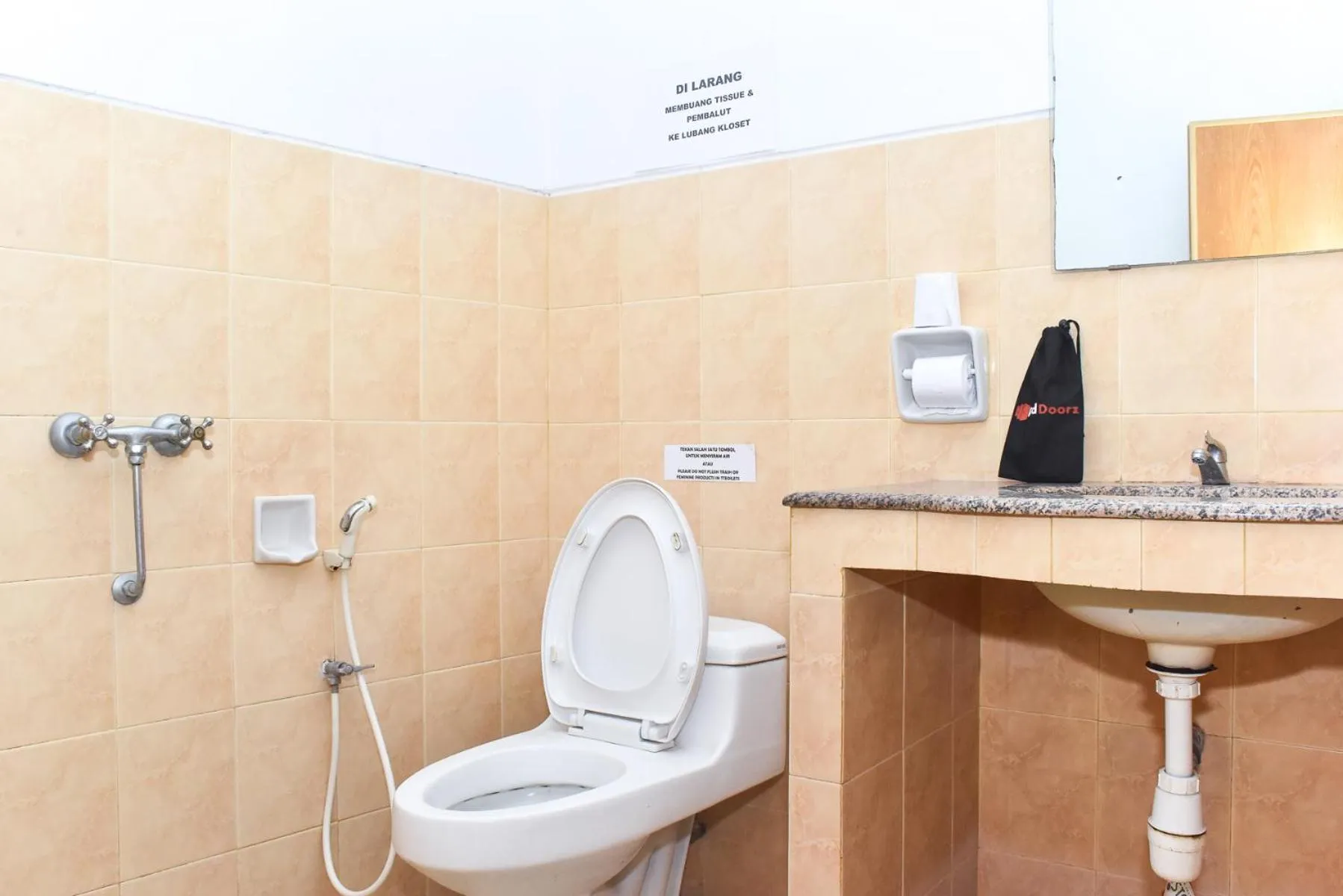 Bathroom in RedDoorz Plus @ Tirta Kencana Hotel