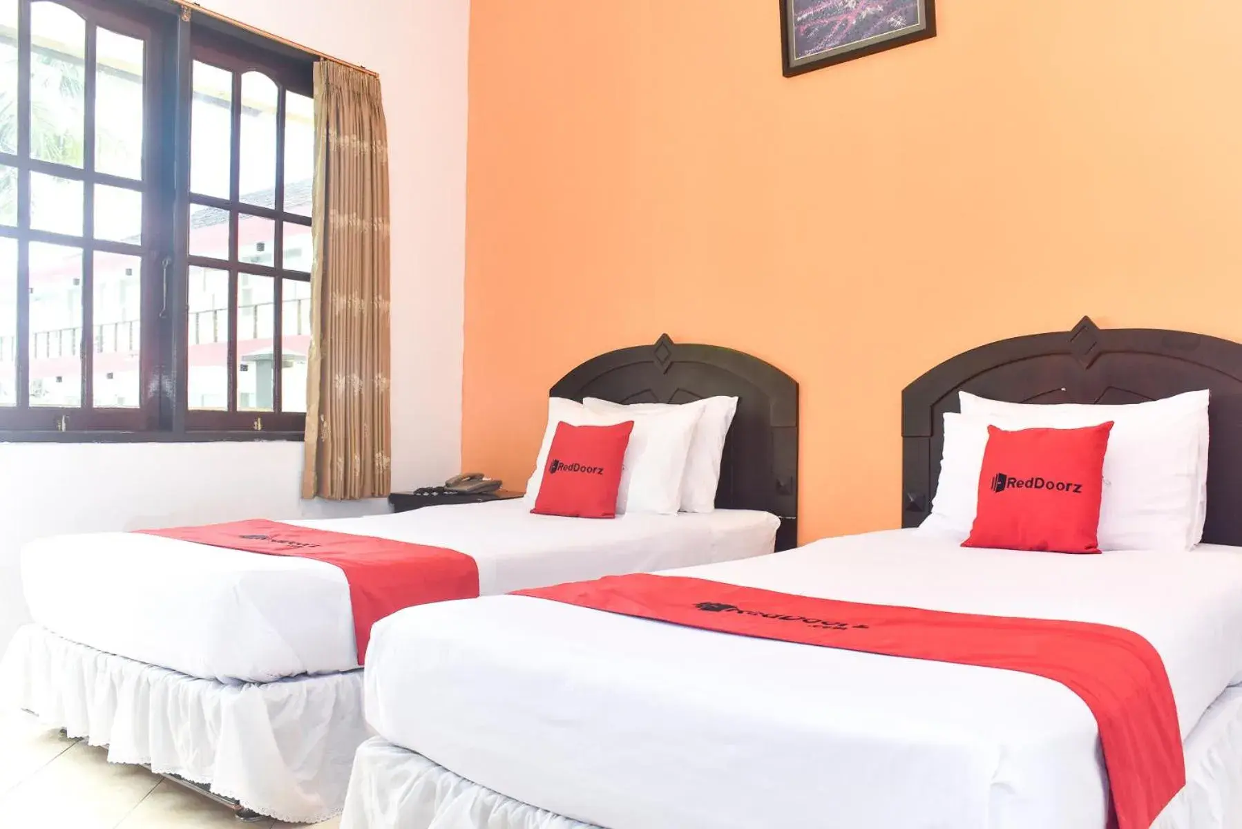 Deluxe Twin Room in RedDoorz Plus @ Tirta Kencana Hotel Deluxe Twin Room in RedDoorz Plus @ Tirta Kencana Hotel