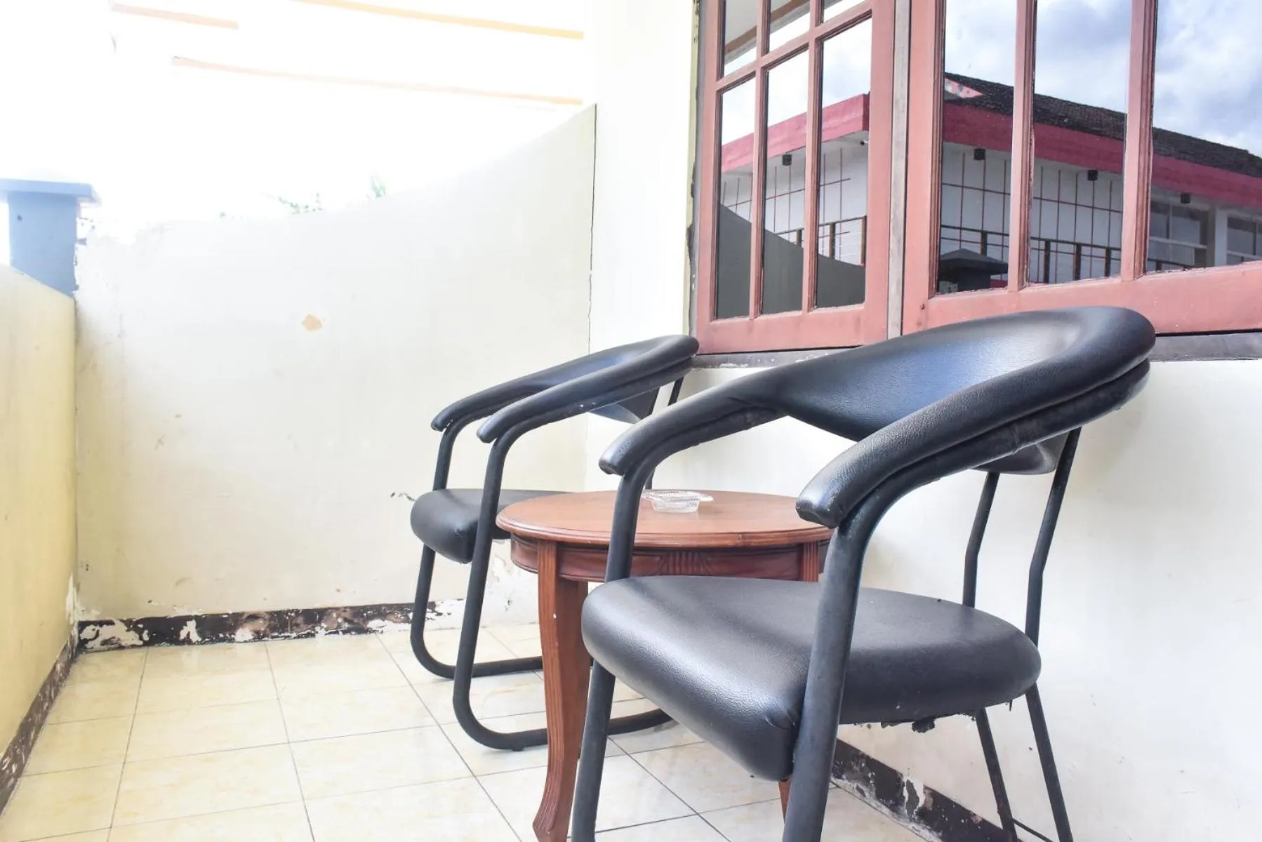 Seating area in RedDoorz Plus @ Tirta Kencana Hotel