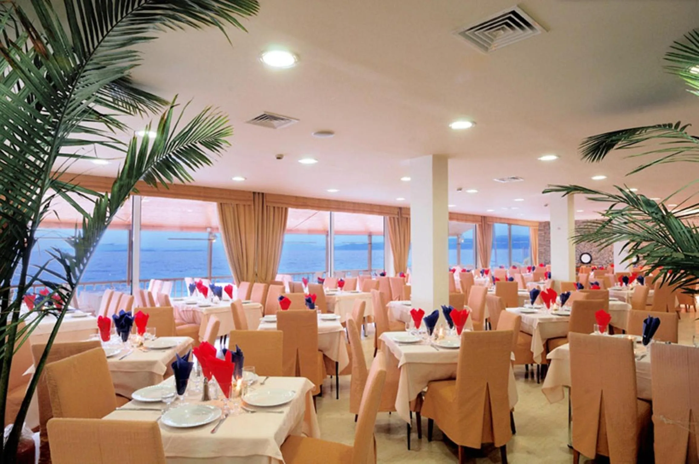 Restaurant/places to eat in Kinetta Beach Resort and Spa