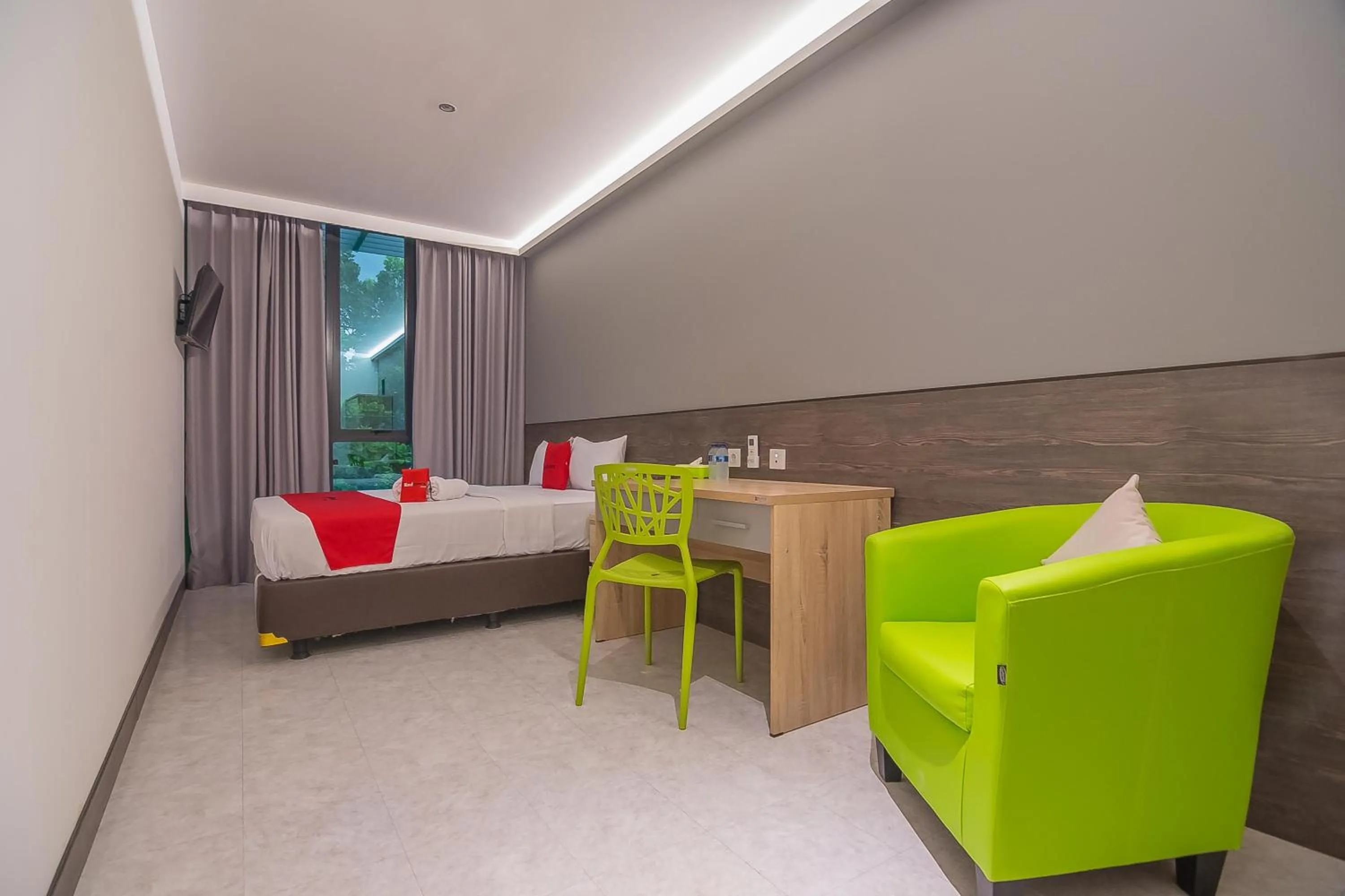 Photo of the whole room, Bed in RedDoorz near Taman Rejomulyo