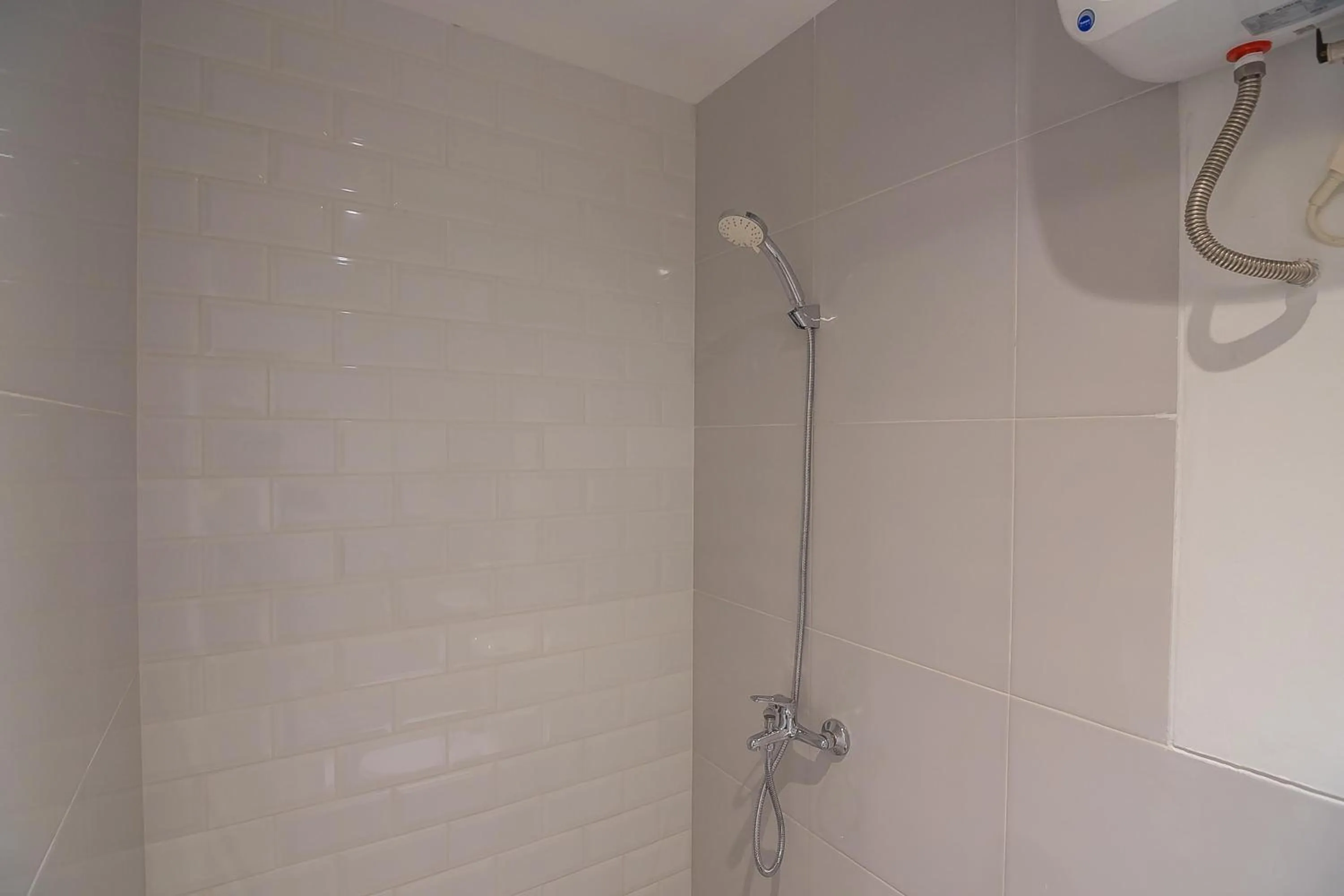 Bathroom in RedDoorz near Taman Rejomulyo