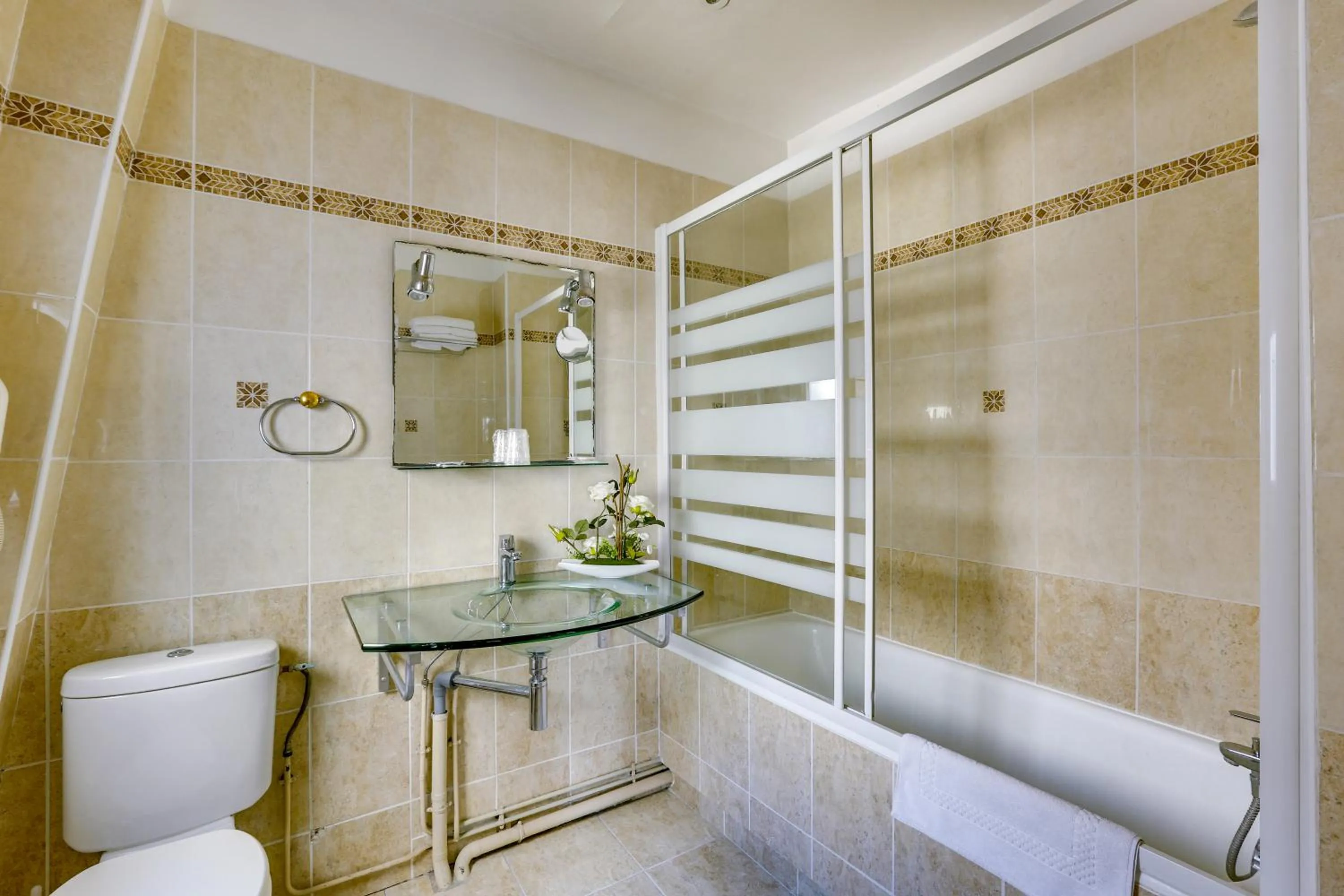 Bathroom in Hôtel du Square d'Anvers