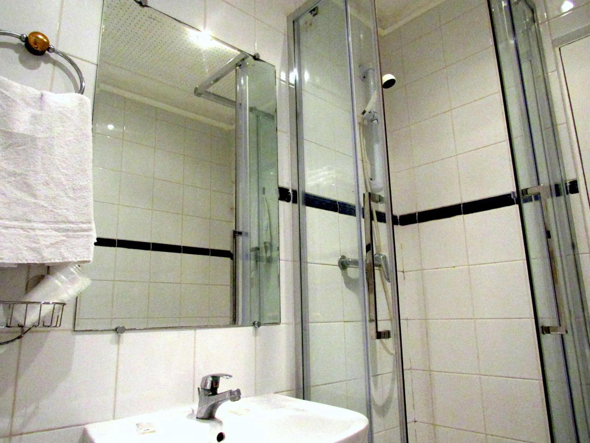 Bathroom in Hôtel du Square d'Anvers