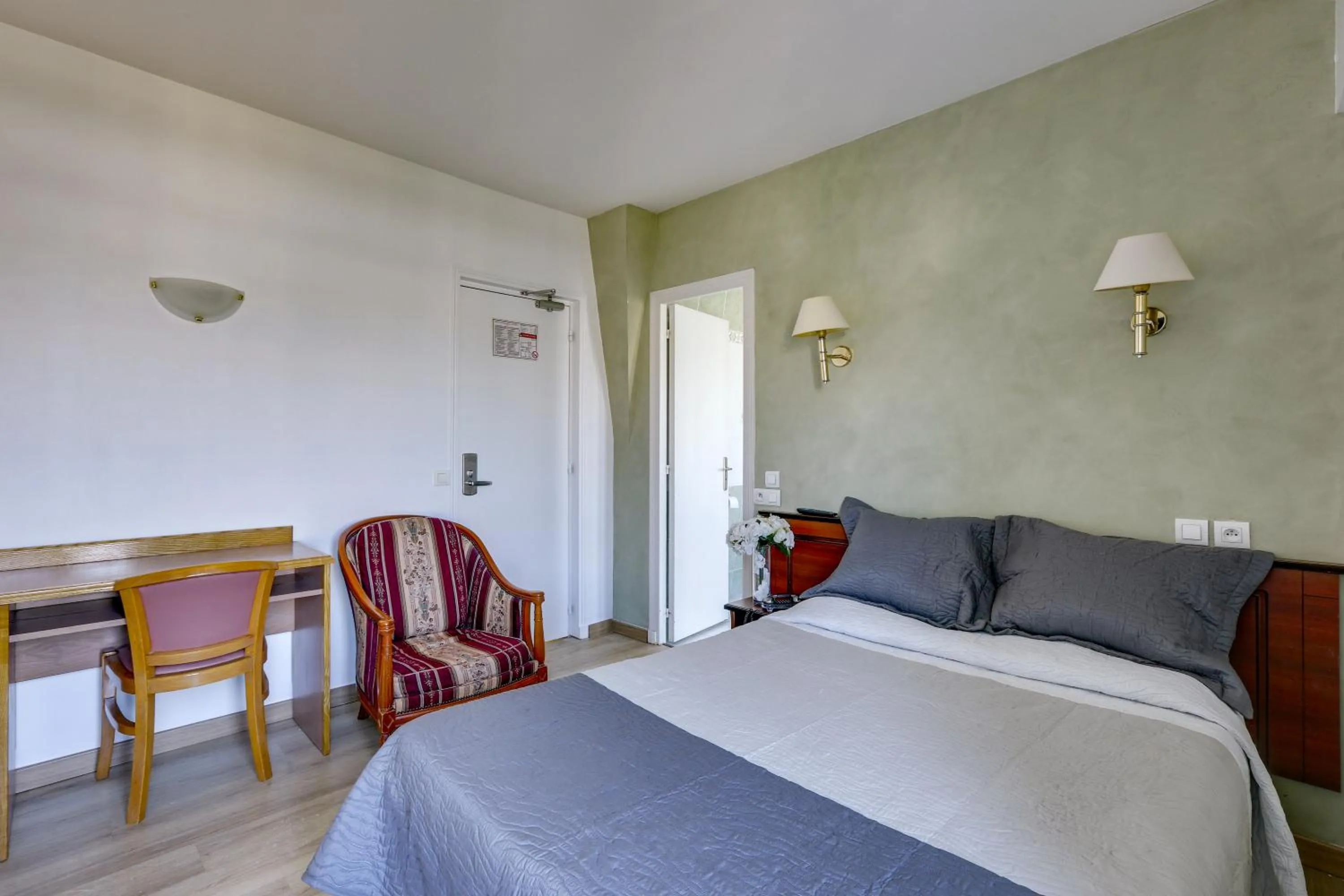 Bed in Hôtel du Square d'Anvers