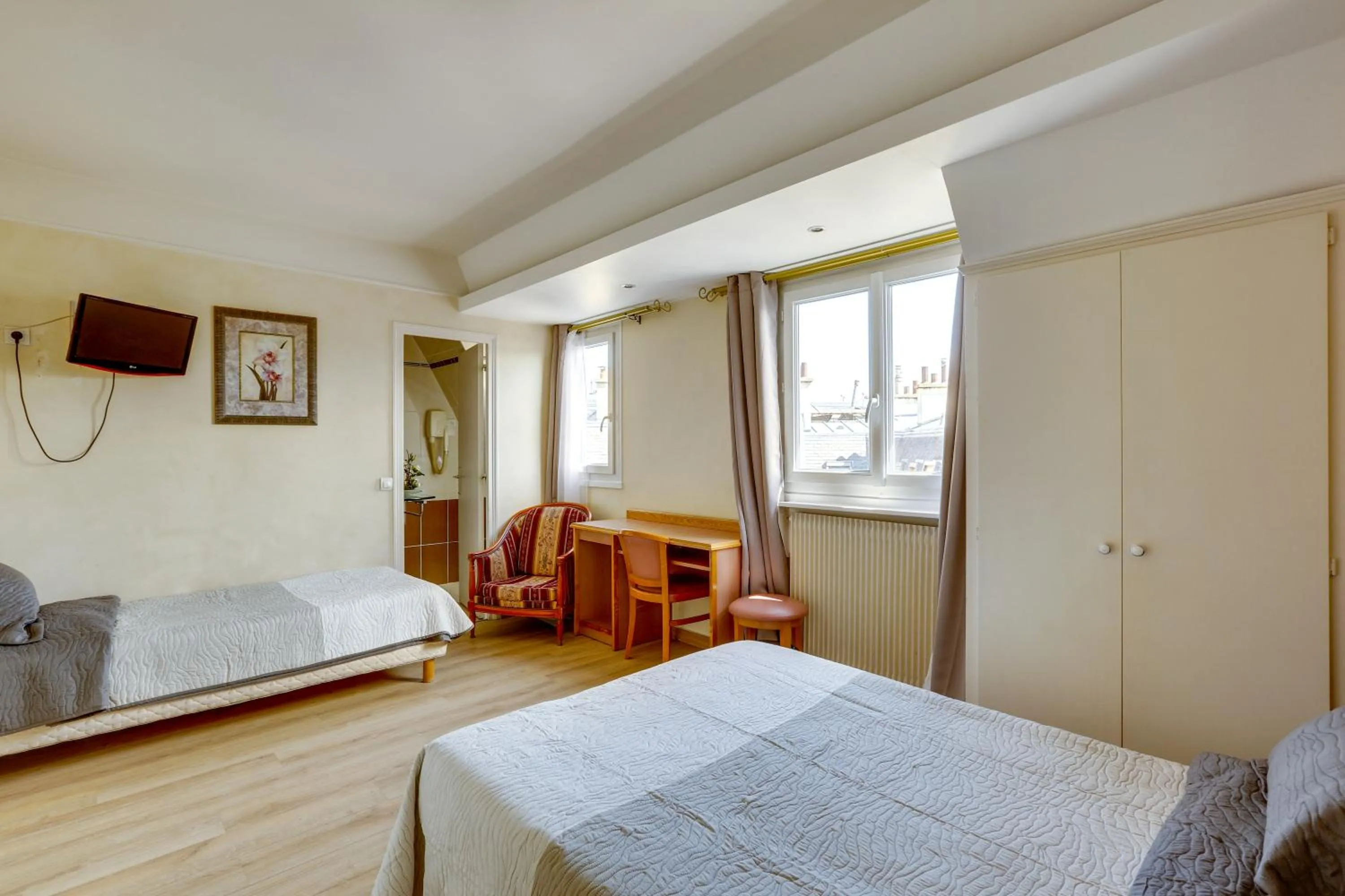 Bed in Hôtel du Square d'Anvers