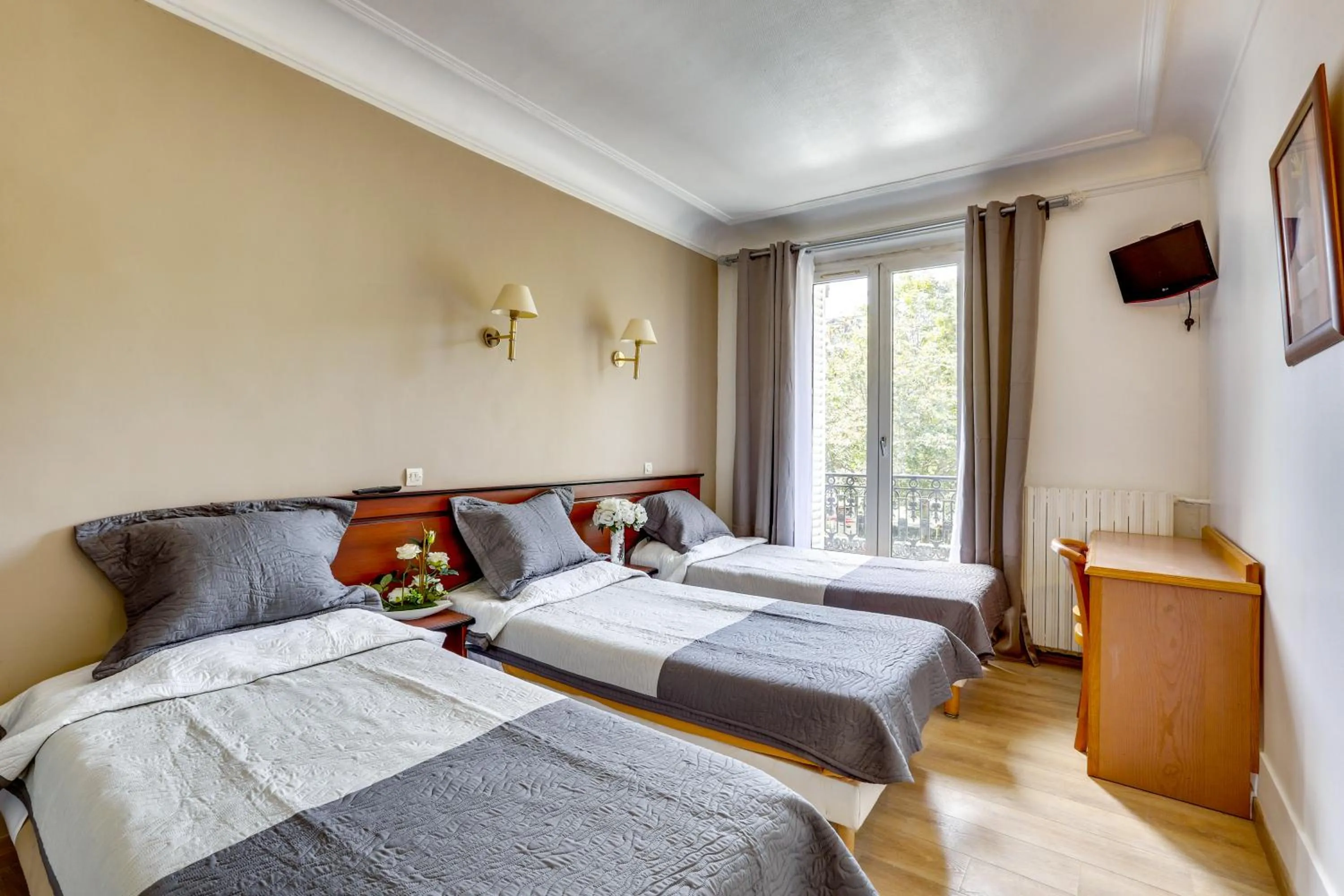 Photo of the whole room, Bed in Hôtel du Square d'Anvers
