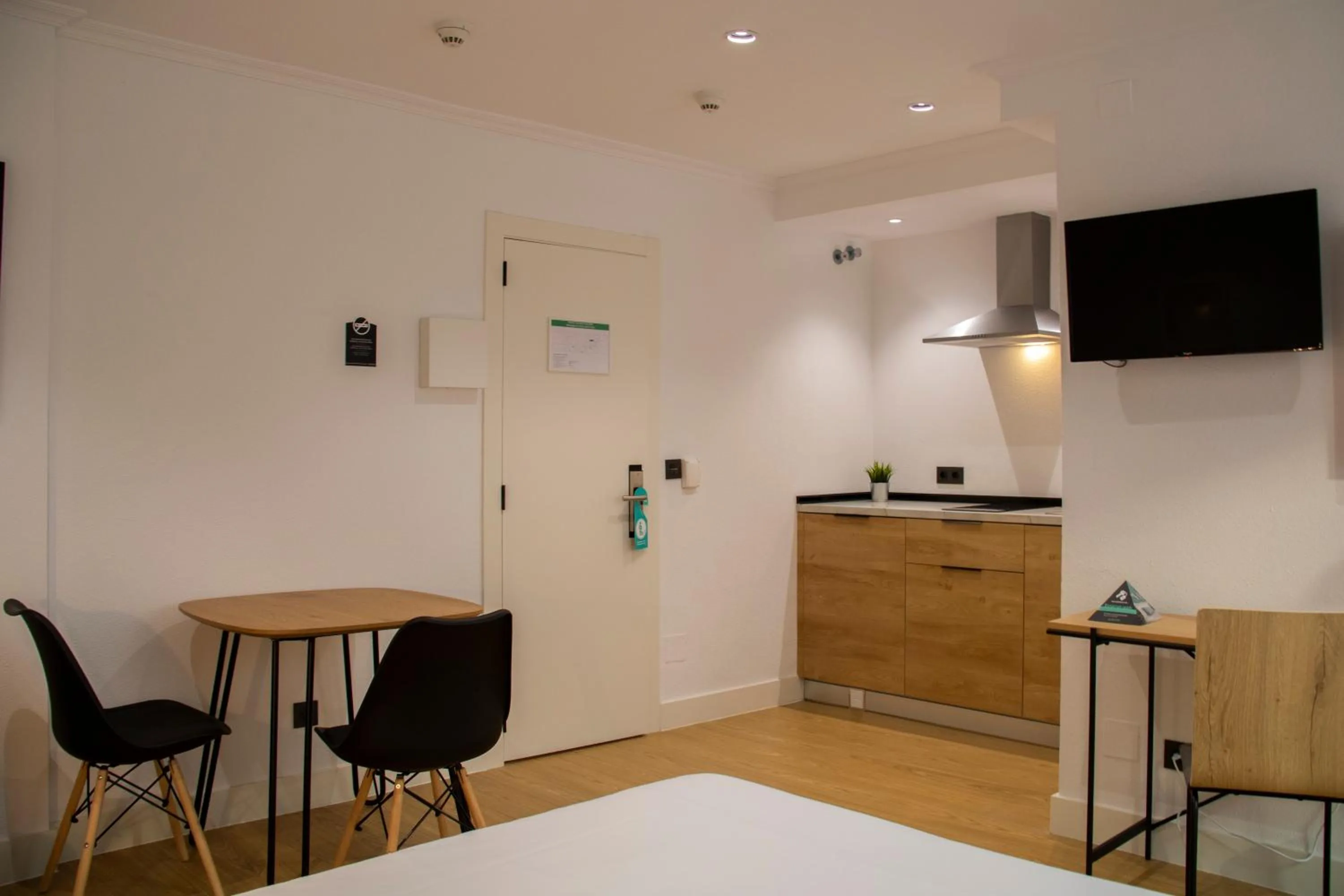 Kitchen or kitchenette, Bed in Hotel Alda Orzán