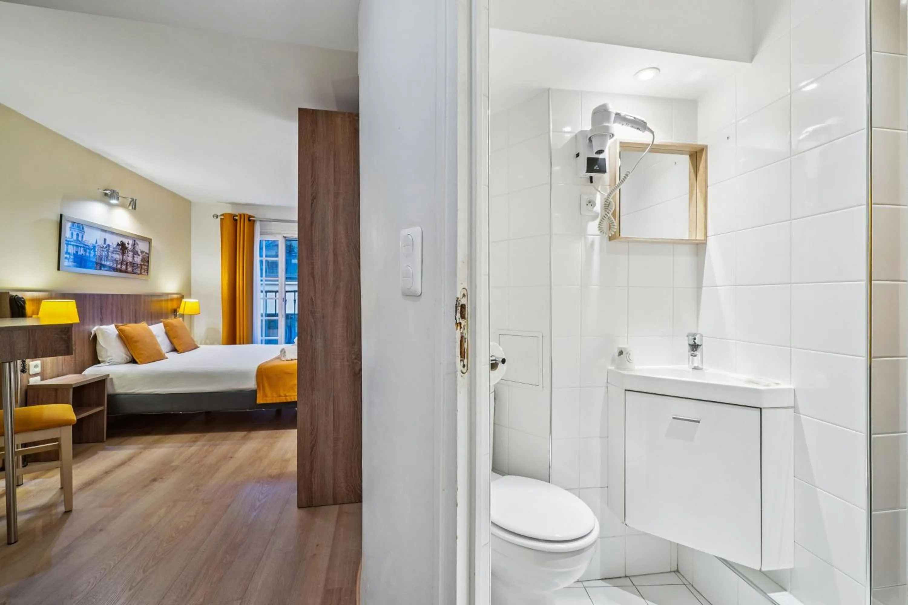 Bathroom, Bed in Hôtel Mazagran