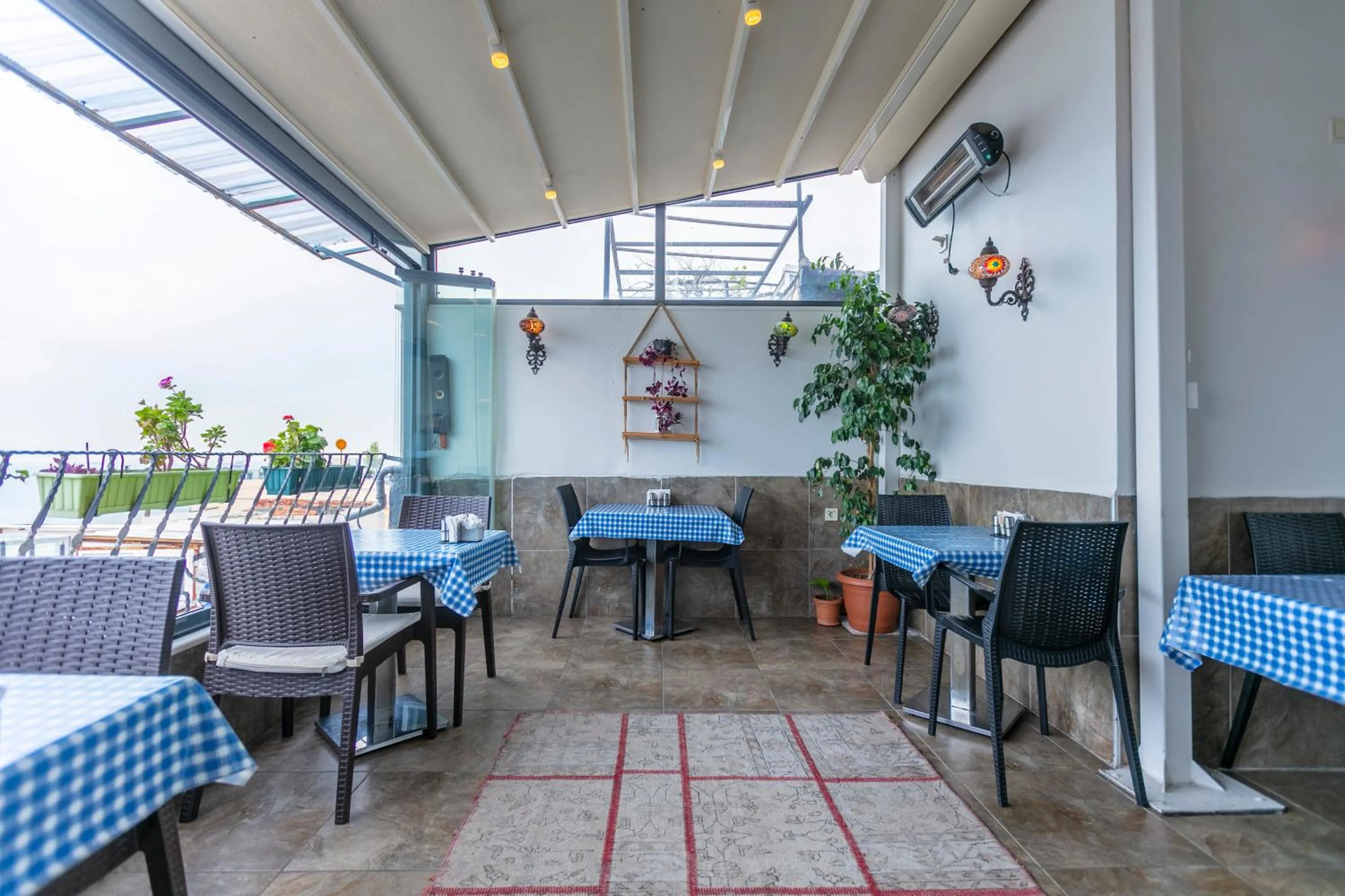 Restaurant/places to eat in Stanpoli Hostel