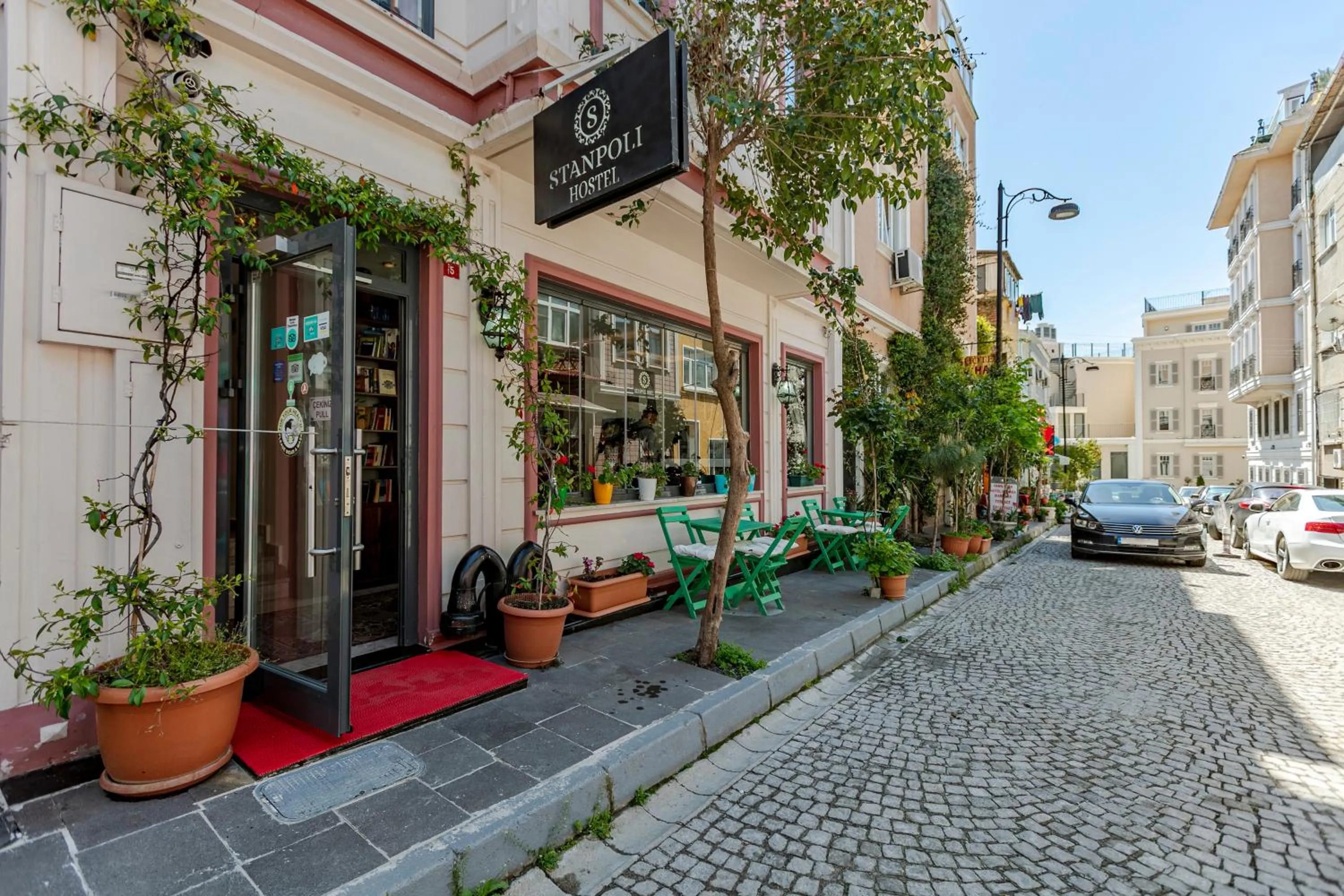 Property building in Stanpoli Hostel