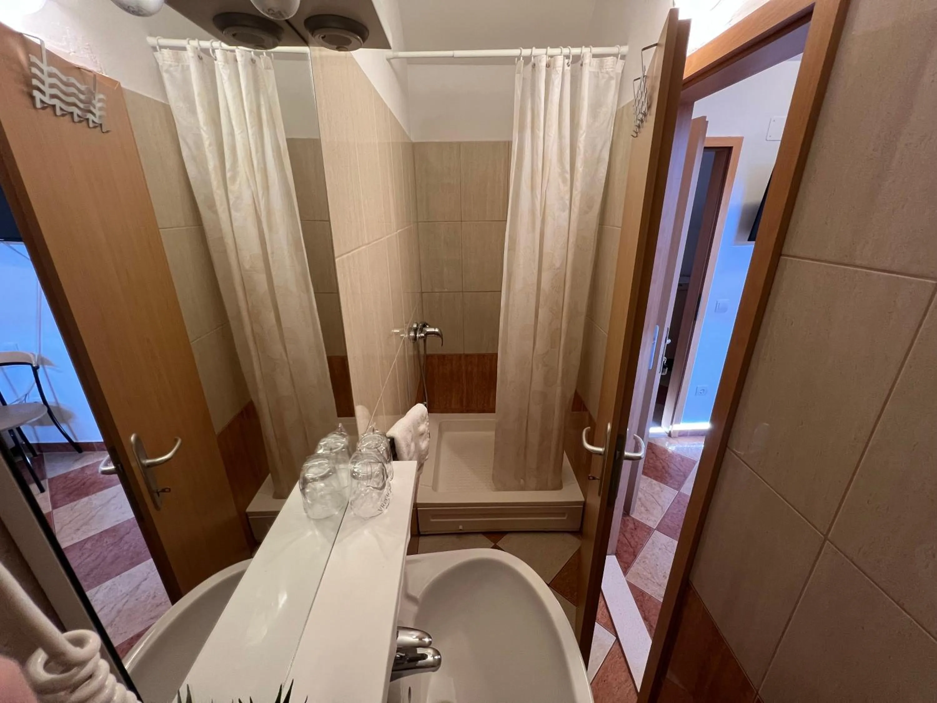 Shower in Apartments and Rooms Katija & Egon