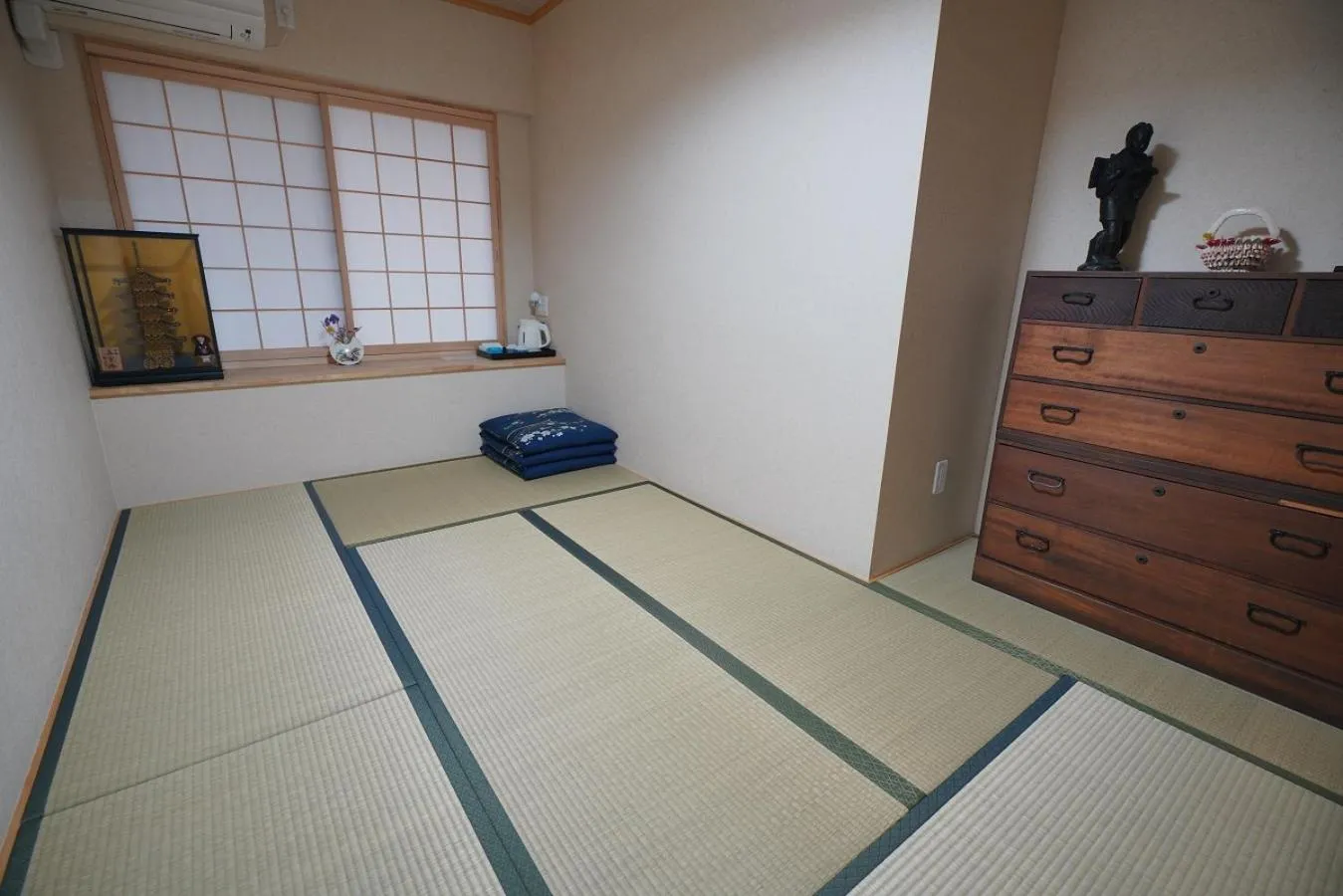 Photo of the whole room, Bed in Uji Tea Inn