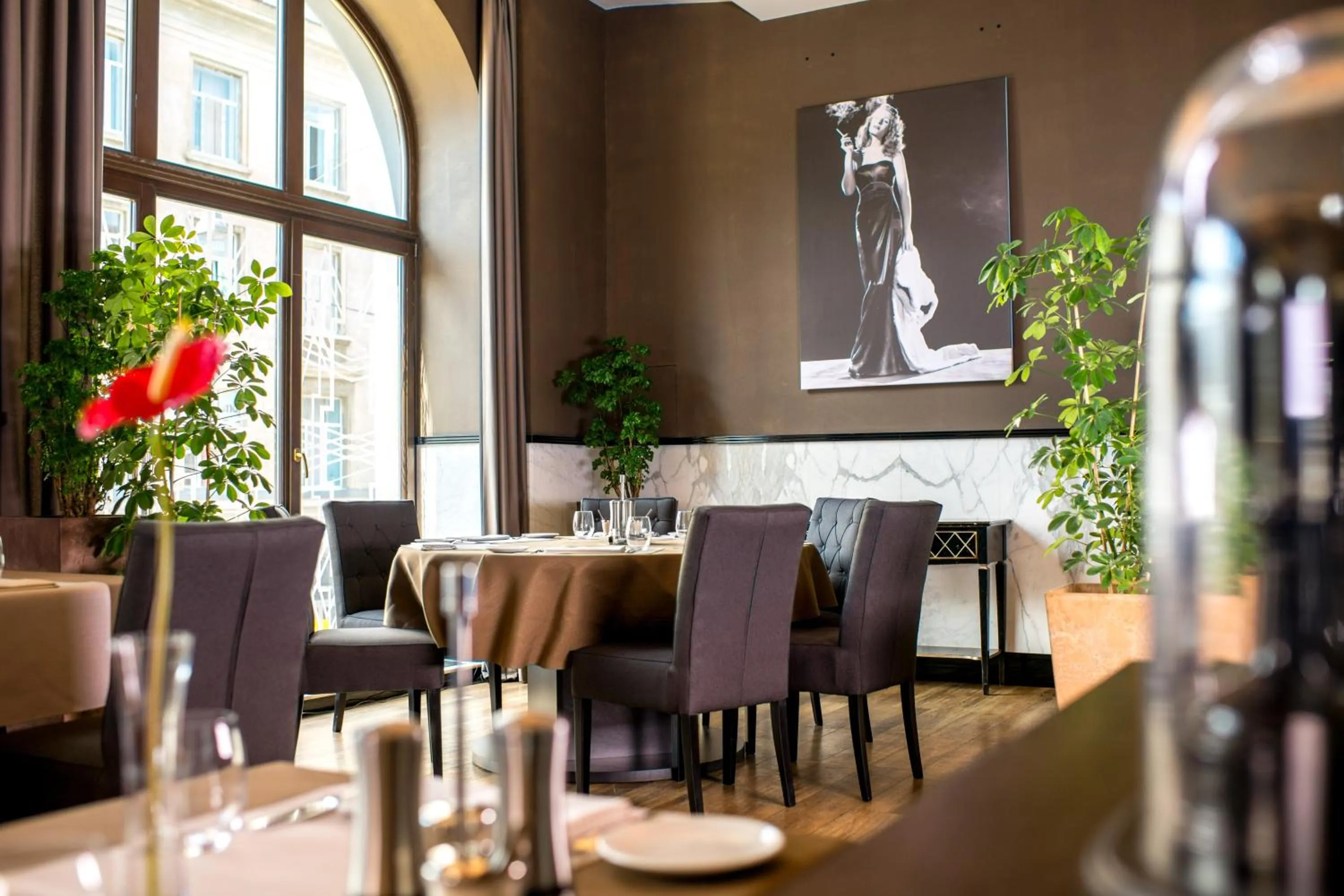 Restaurant/places to eat in Astoria Hotel