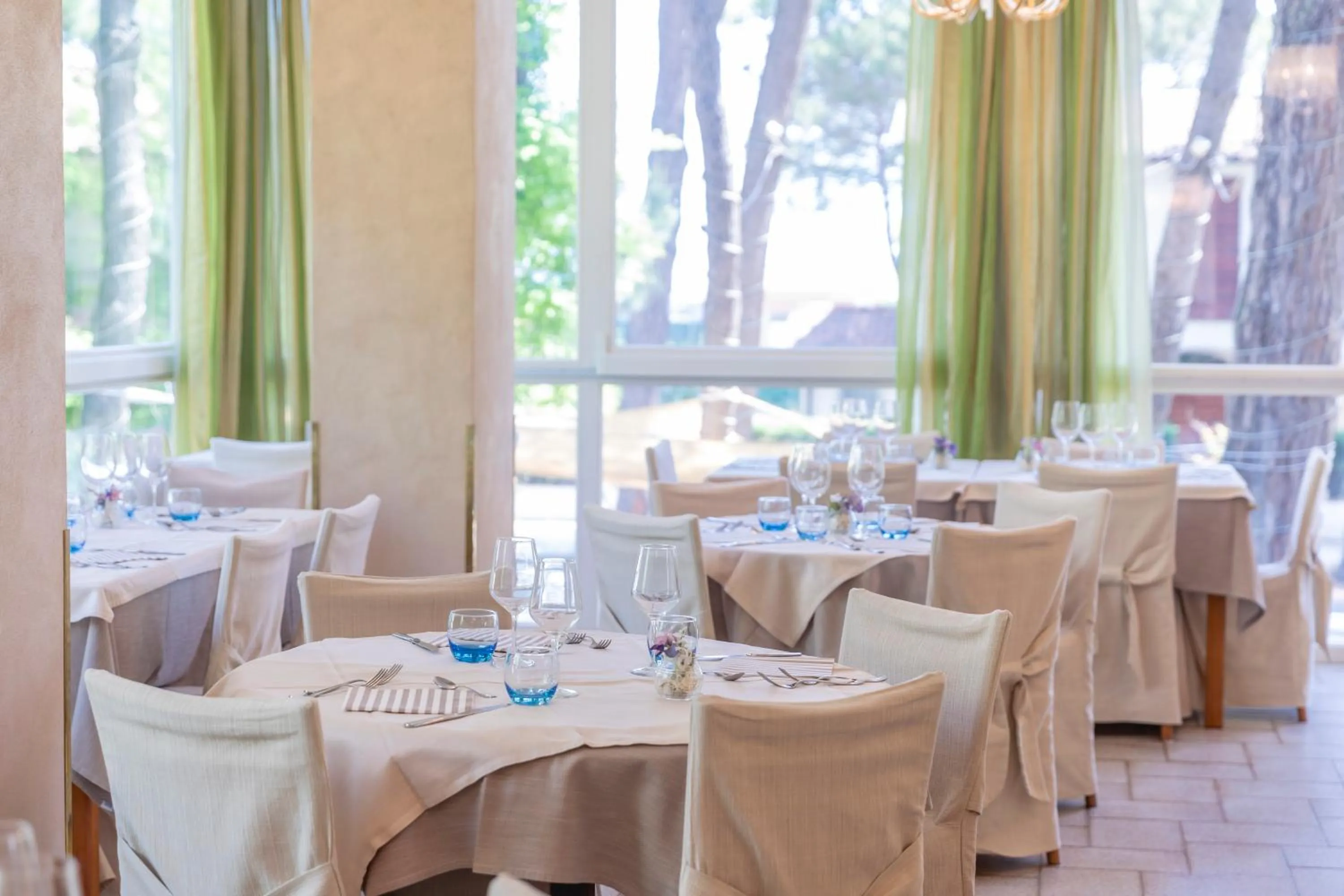 Restaurant/places to eat in Hotel Deborah