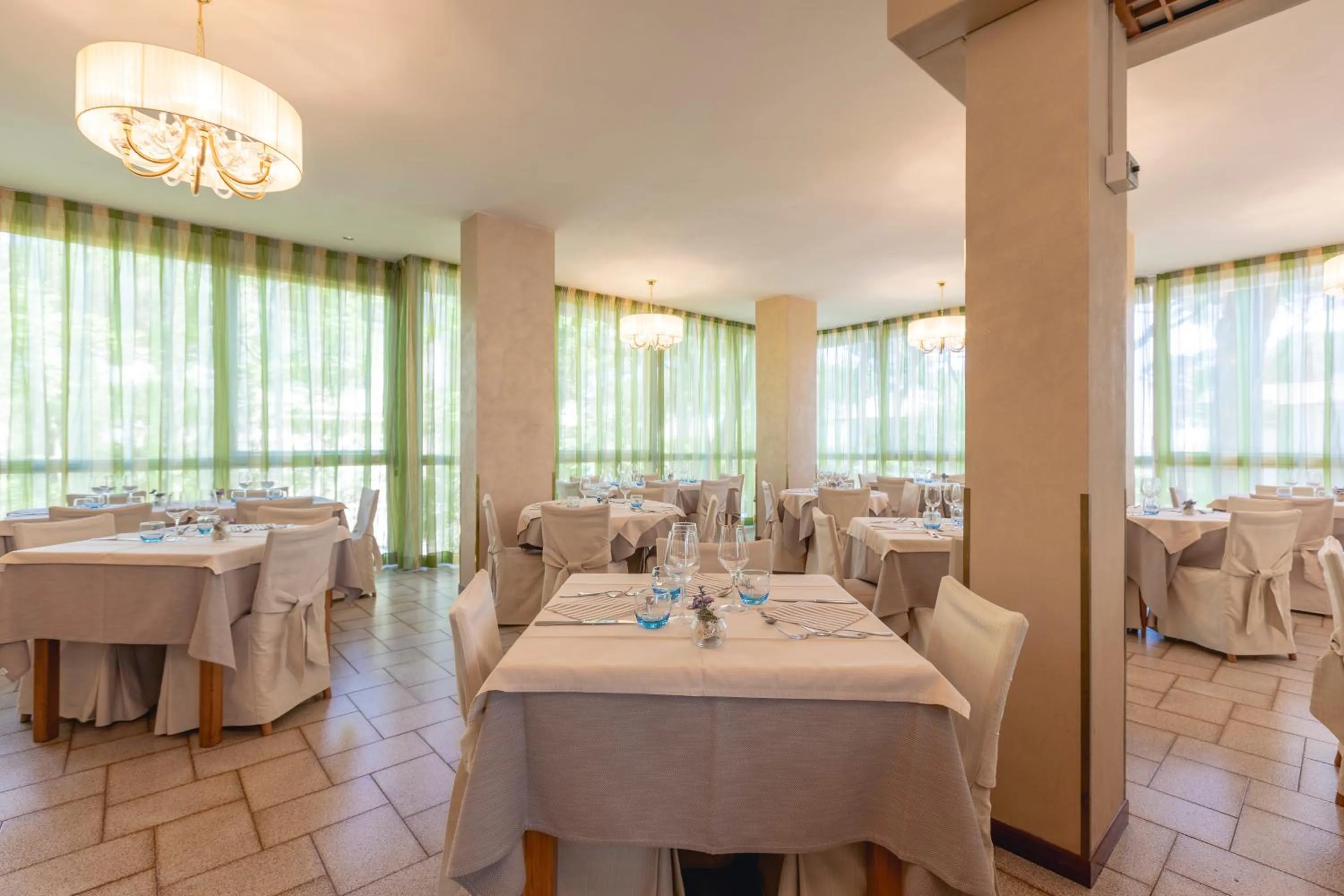 Restaurant/places to eat in Hotel Deborah