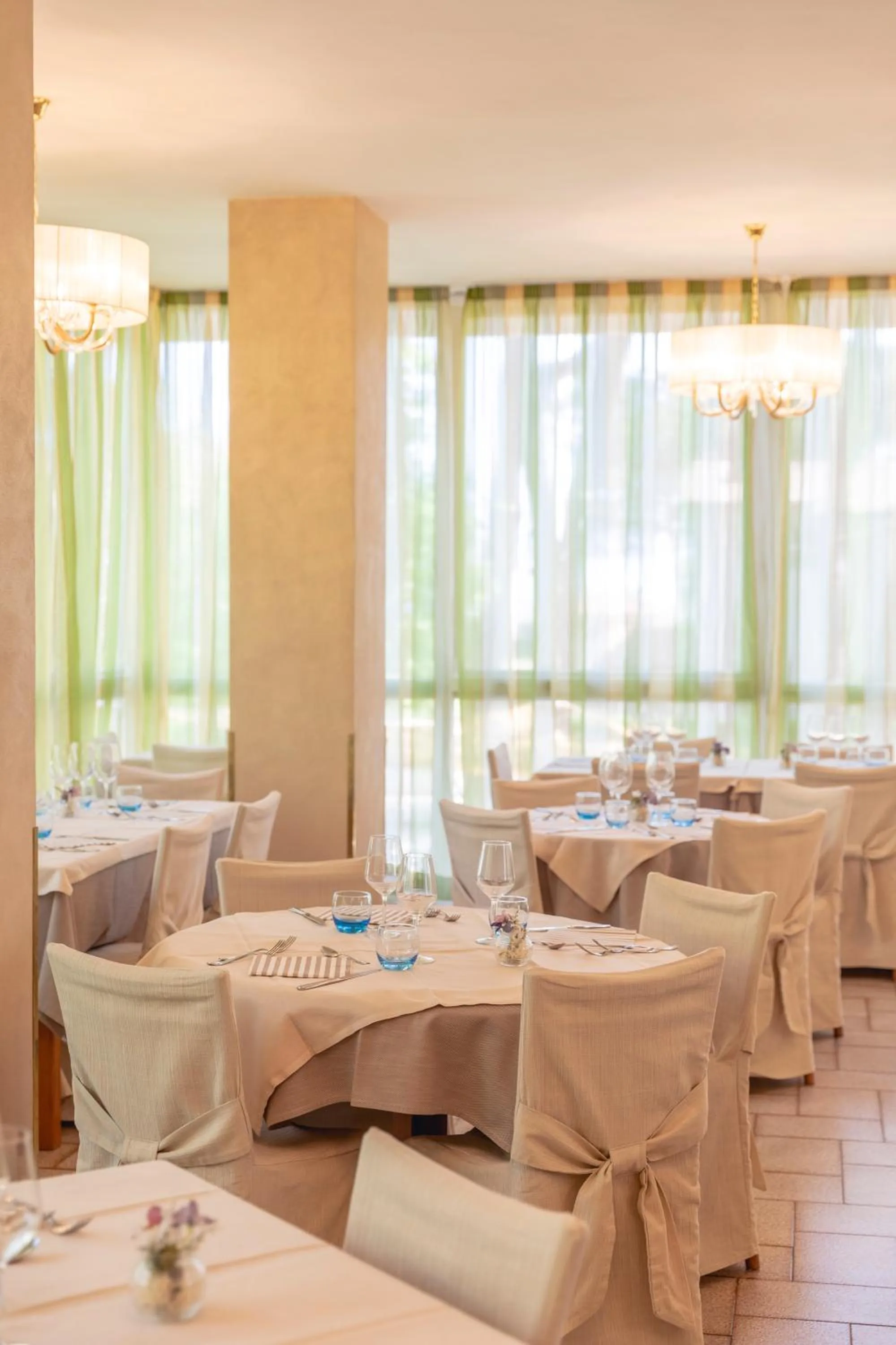 Restaurant/places to eat in Hotel Deborah