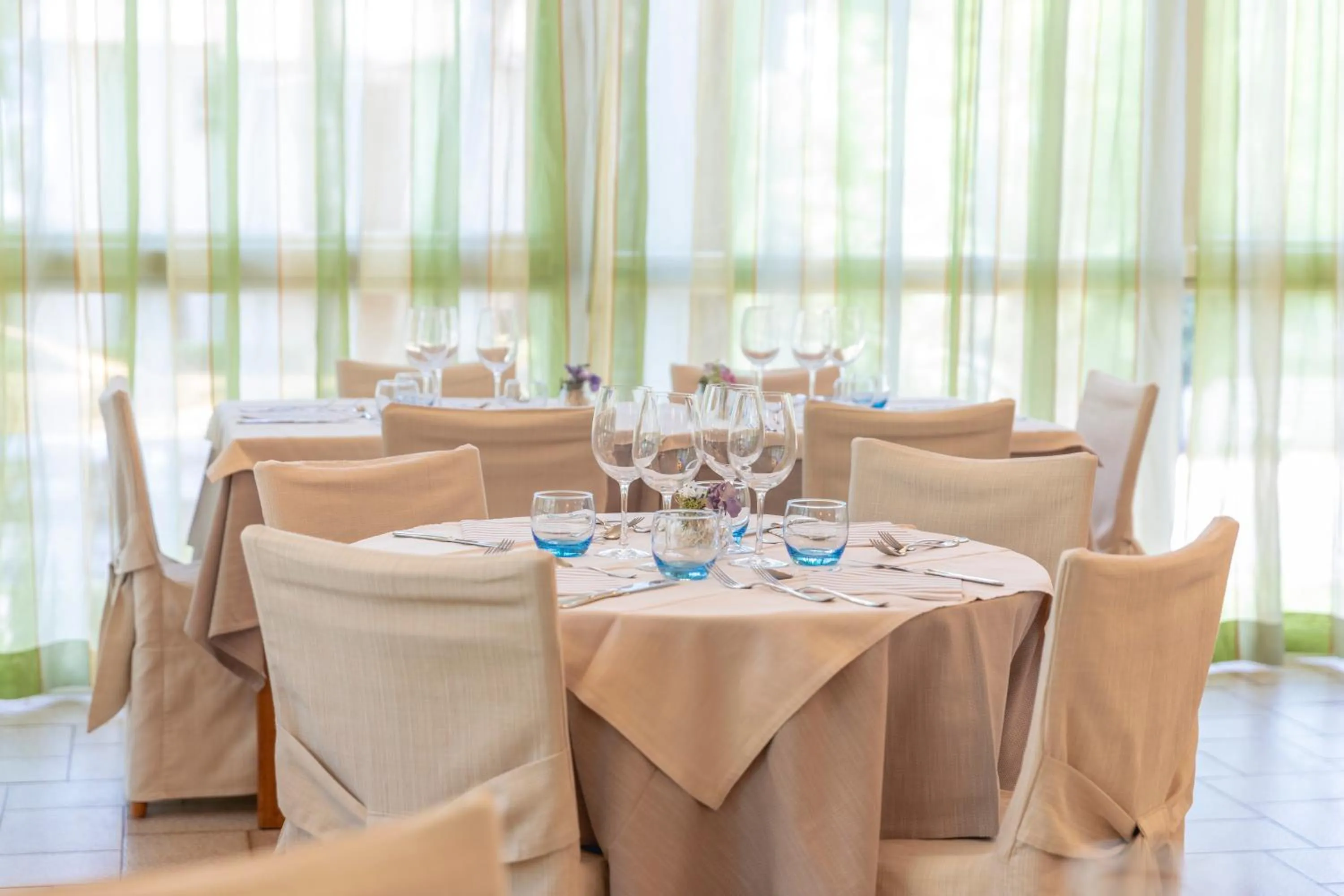 Restaurant/places to eat in Hotel Deborah