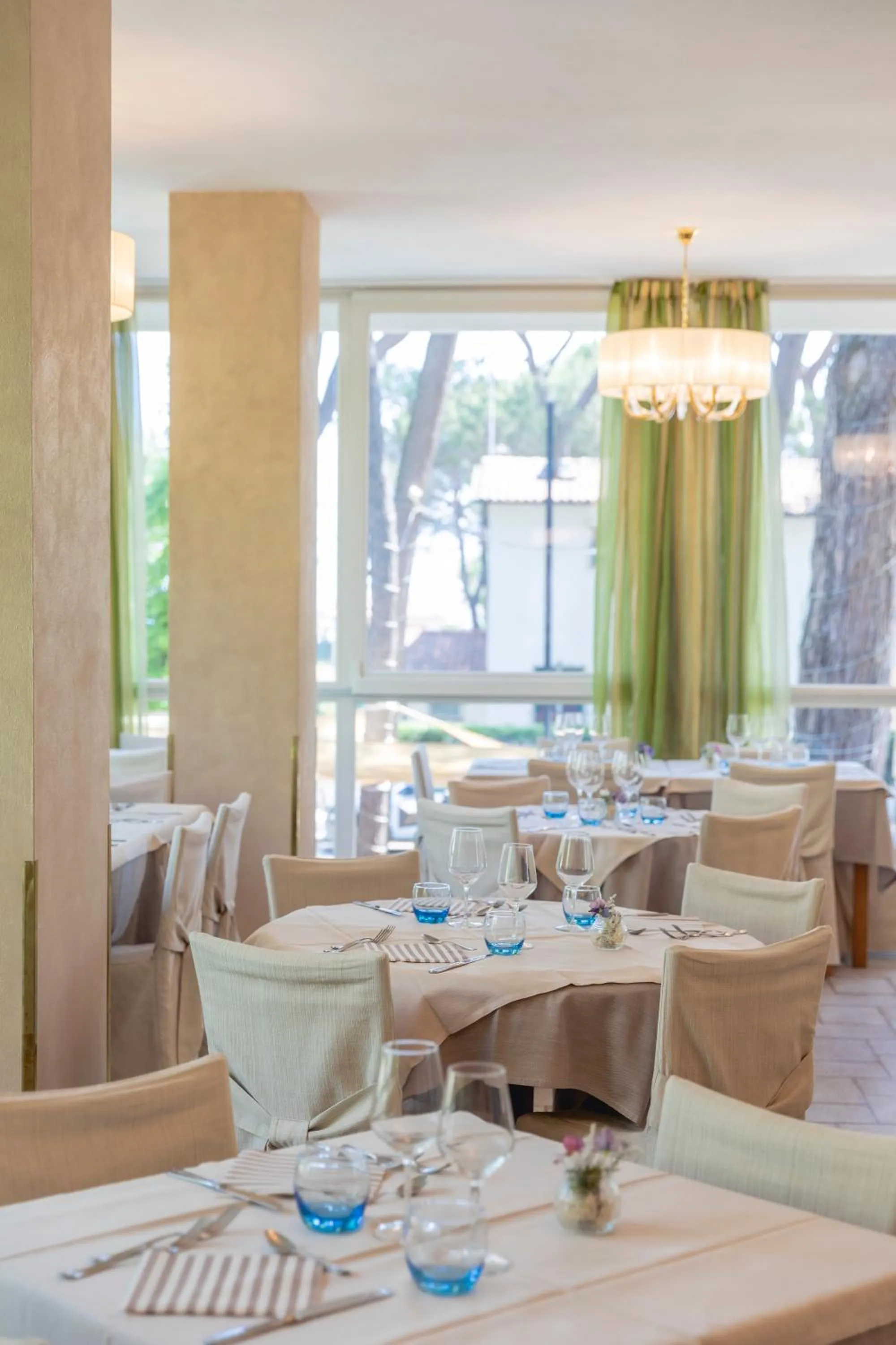 Restaurant/places to eat in Hotel Deborah