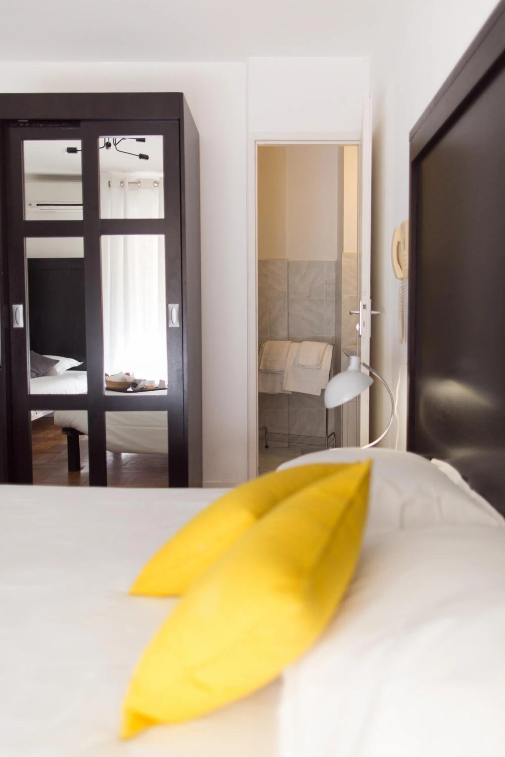 Photo of the whole room, Bed in Esperanto